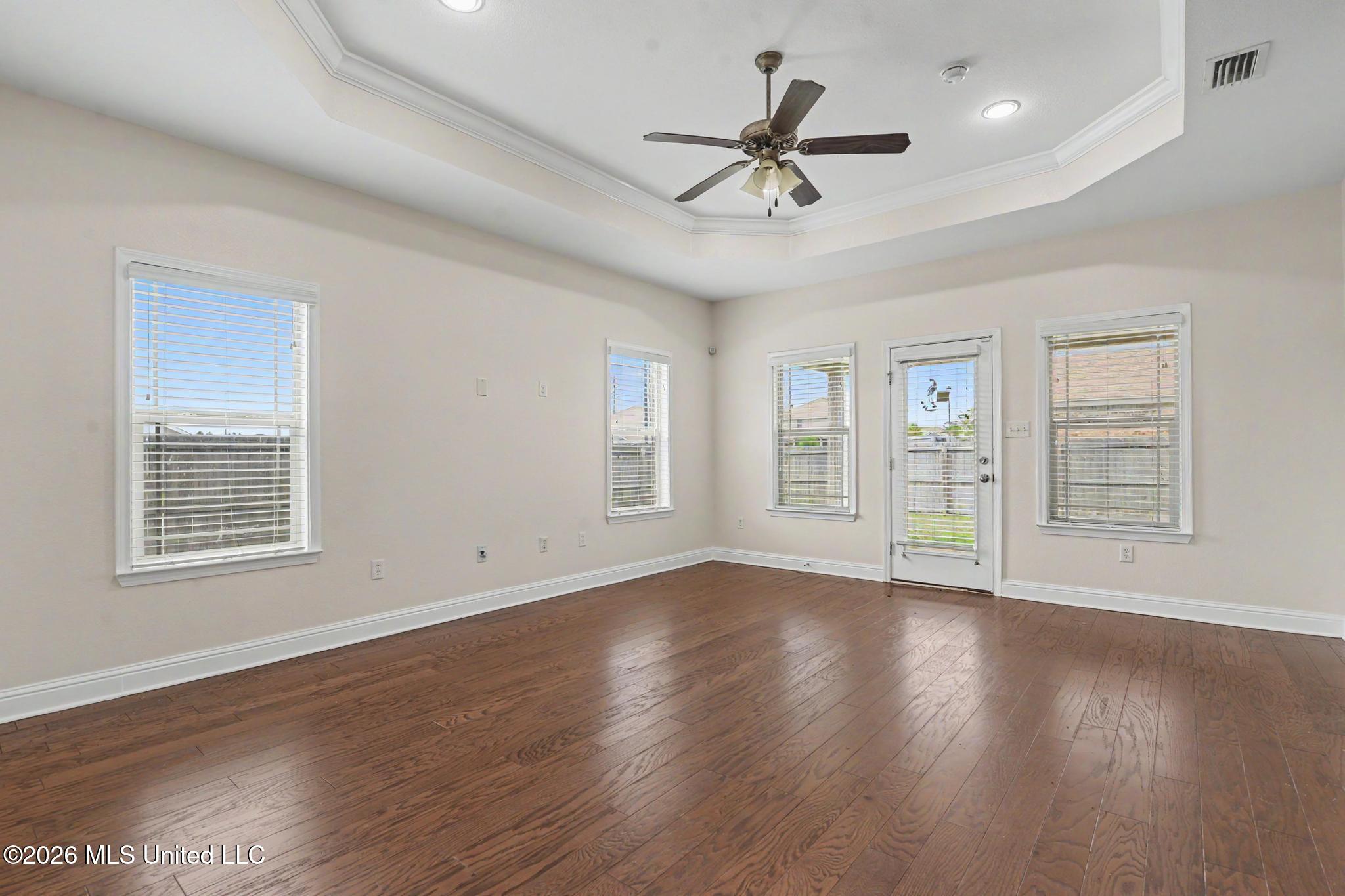 10323 Sweet Bay Drive Property Photo 4