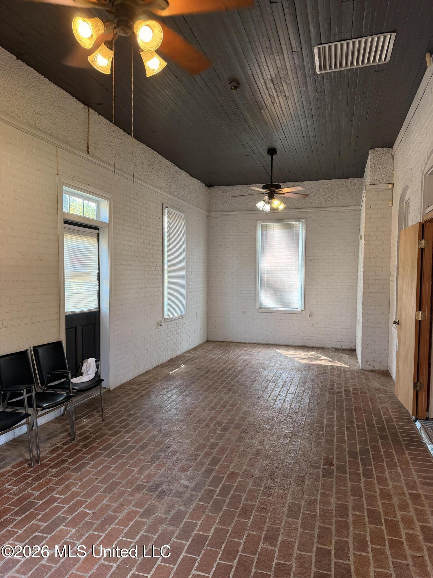 228 5th Avenue Property Photo 4