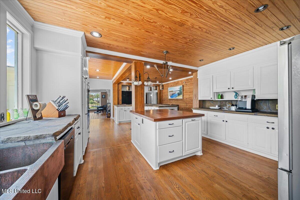 1951 E 3rd Street Property Photo 25