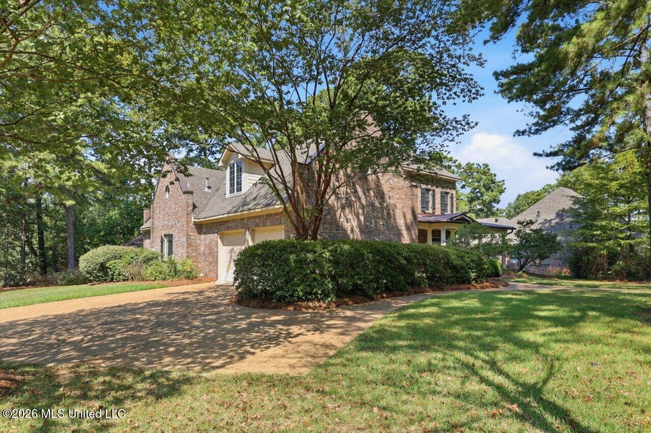 415 Pembrooke Drive Property Photo 3