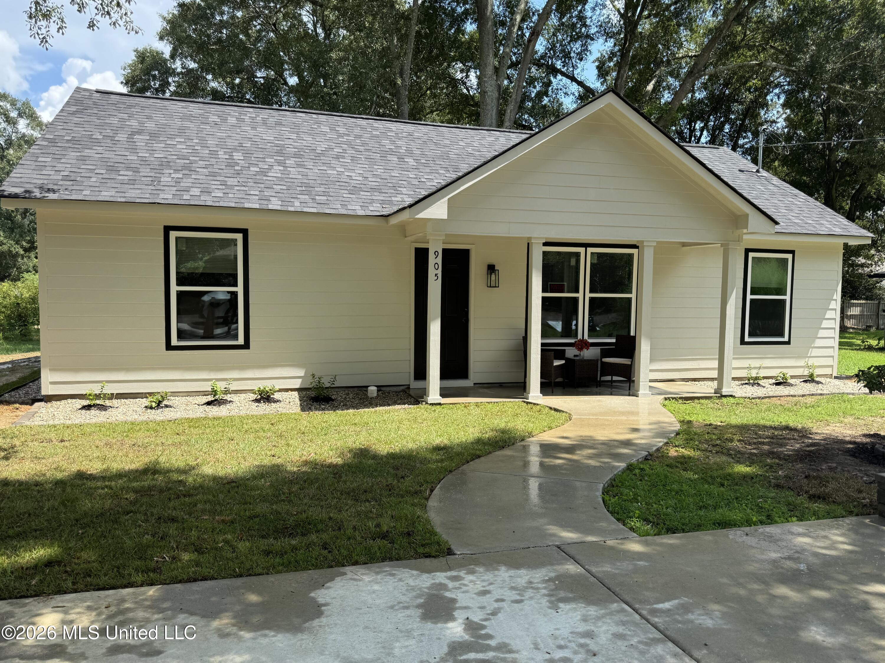 905 8th Street Property Photo 1