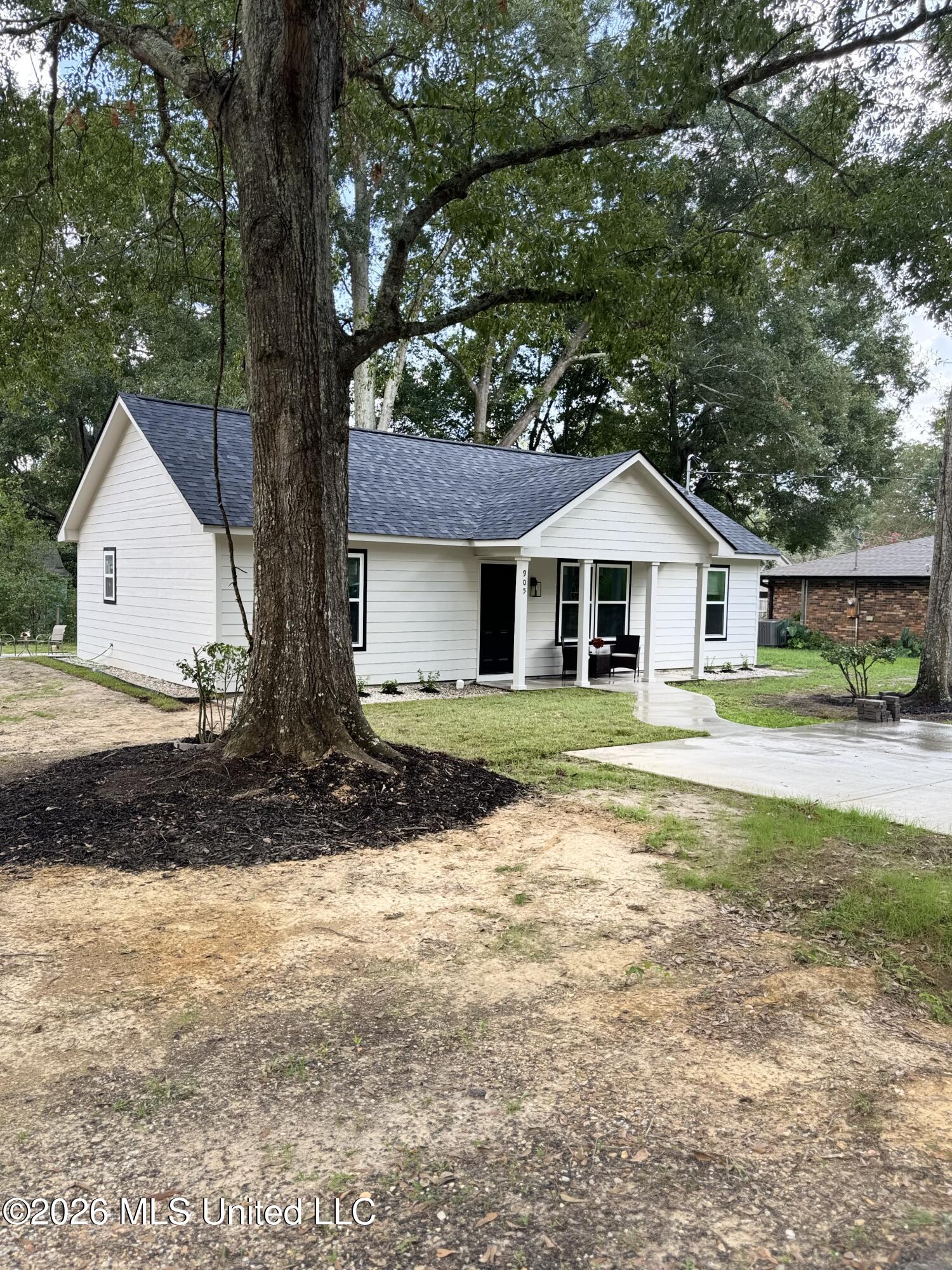905 8th Street Property Photo 2