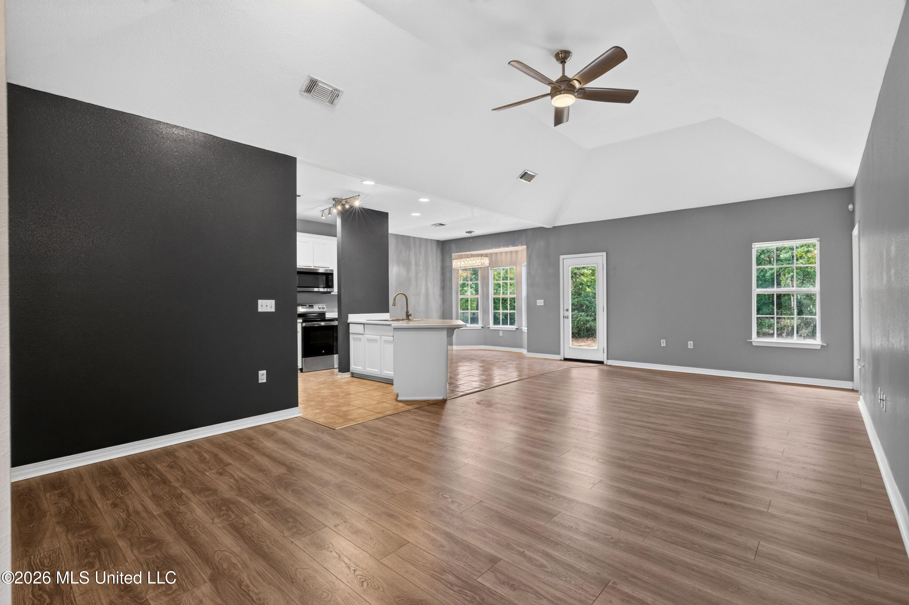 1914 Woodland Drive Property Photo 6