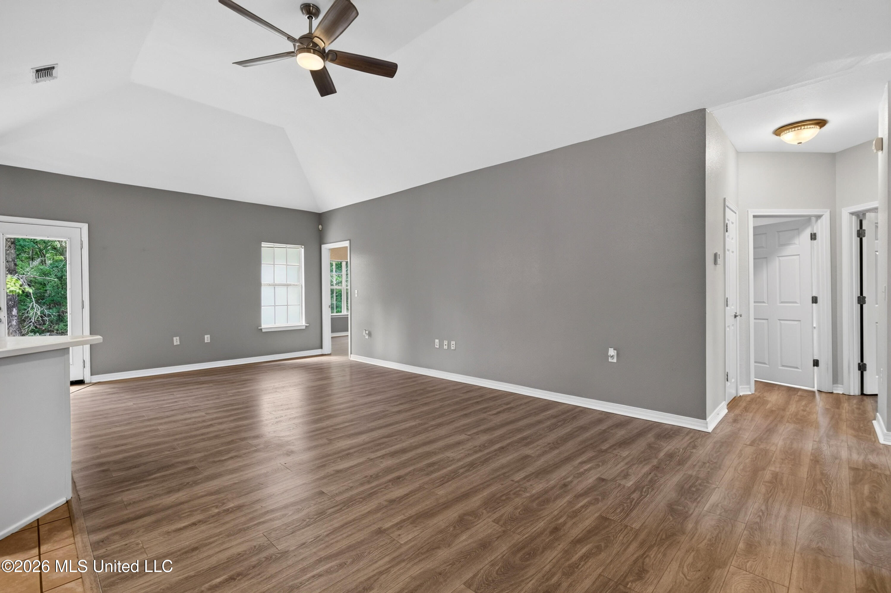 1914 Woodland Drive Property Photo 7