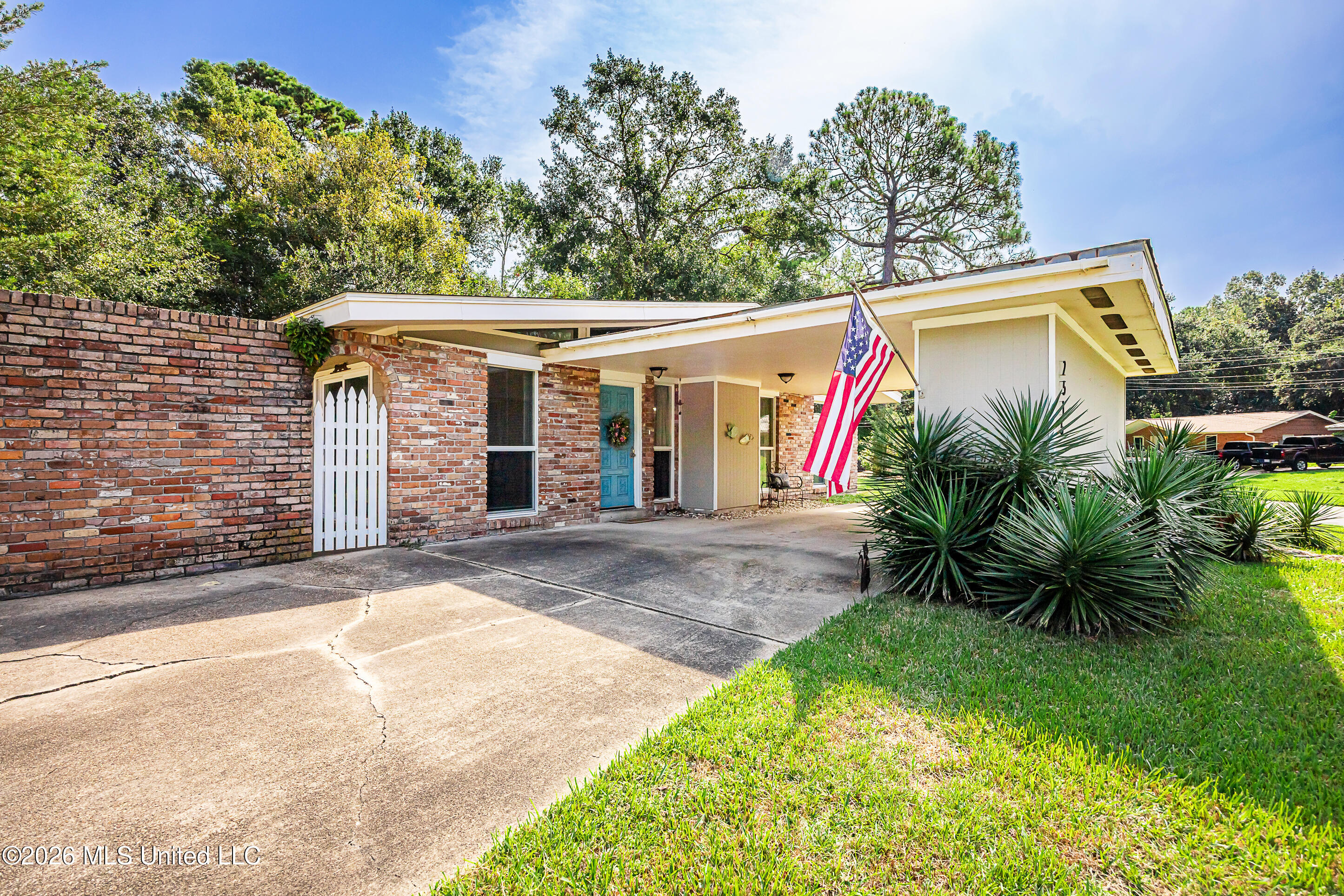 2515 Englewood Road Property Photo 1