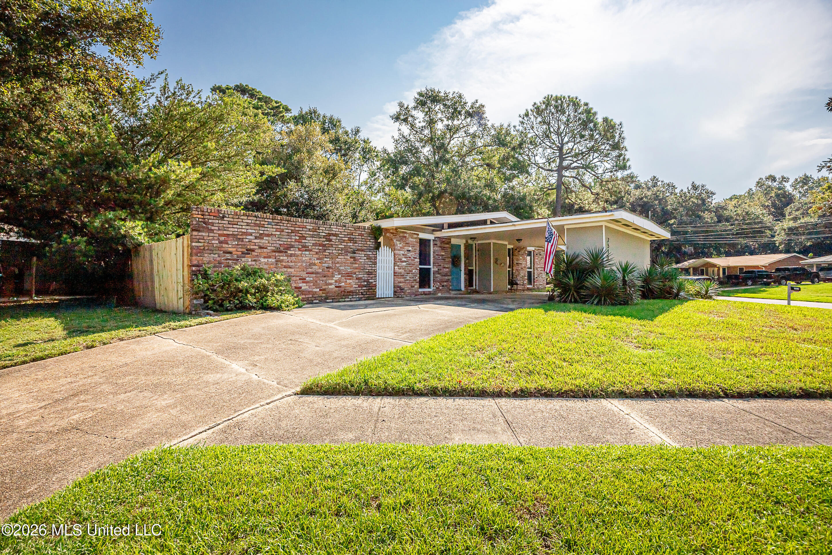 2515 Englewood Road Property Photo 2