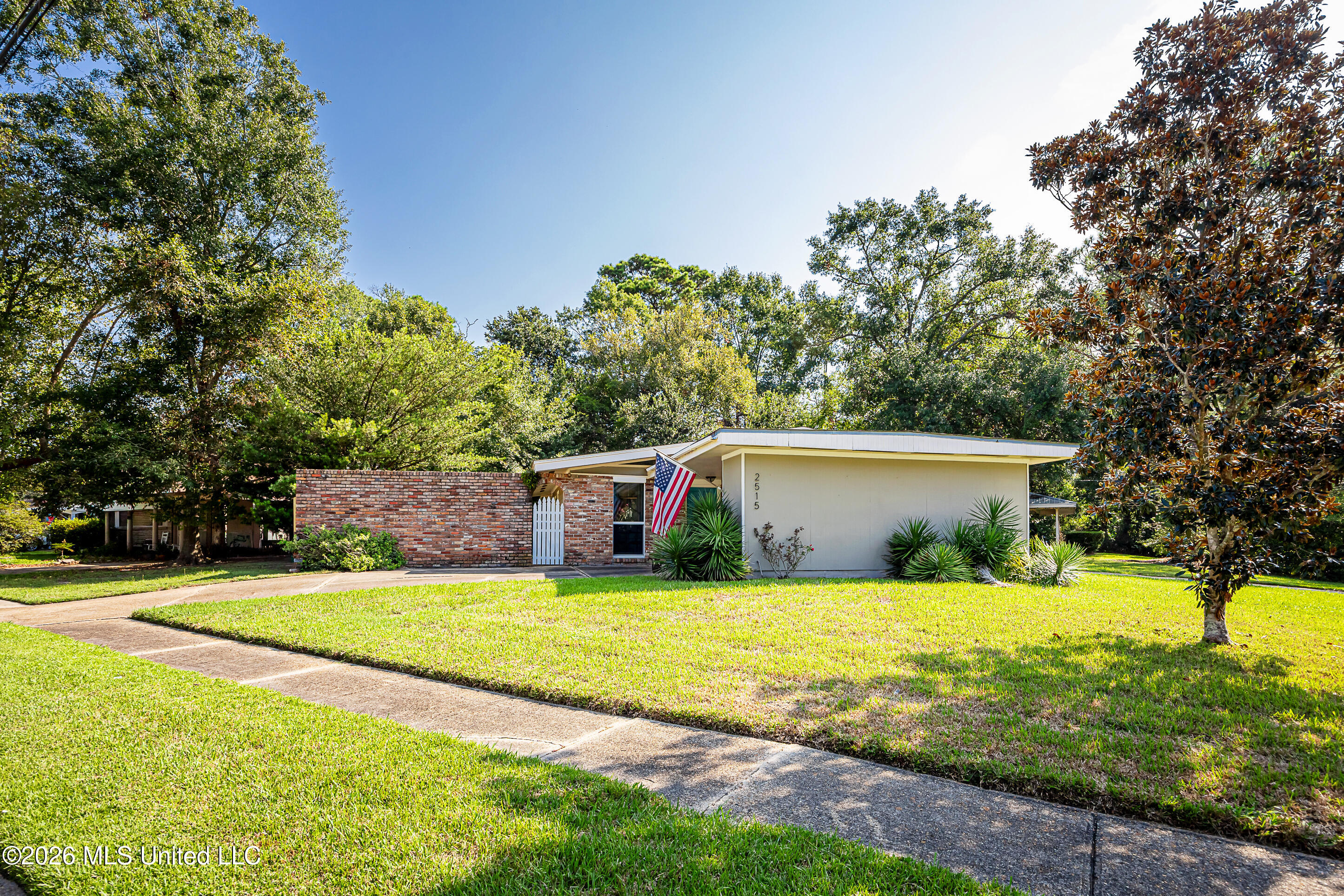 2515 Englewood Road Property Photo 3