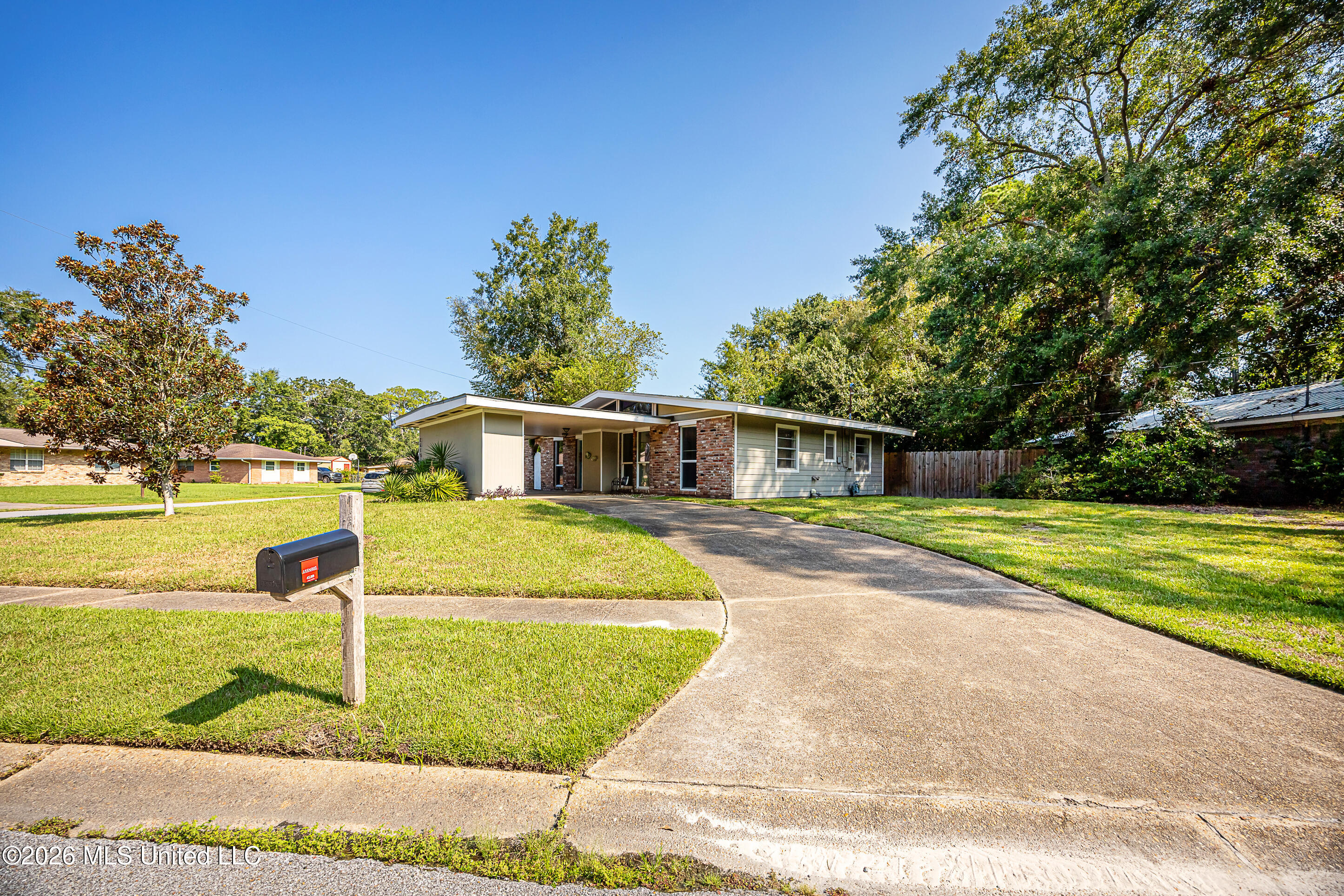 2515 Englewood Road Property Photo 4