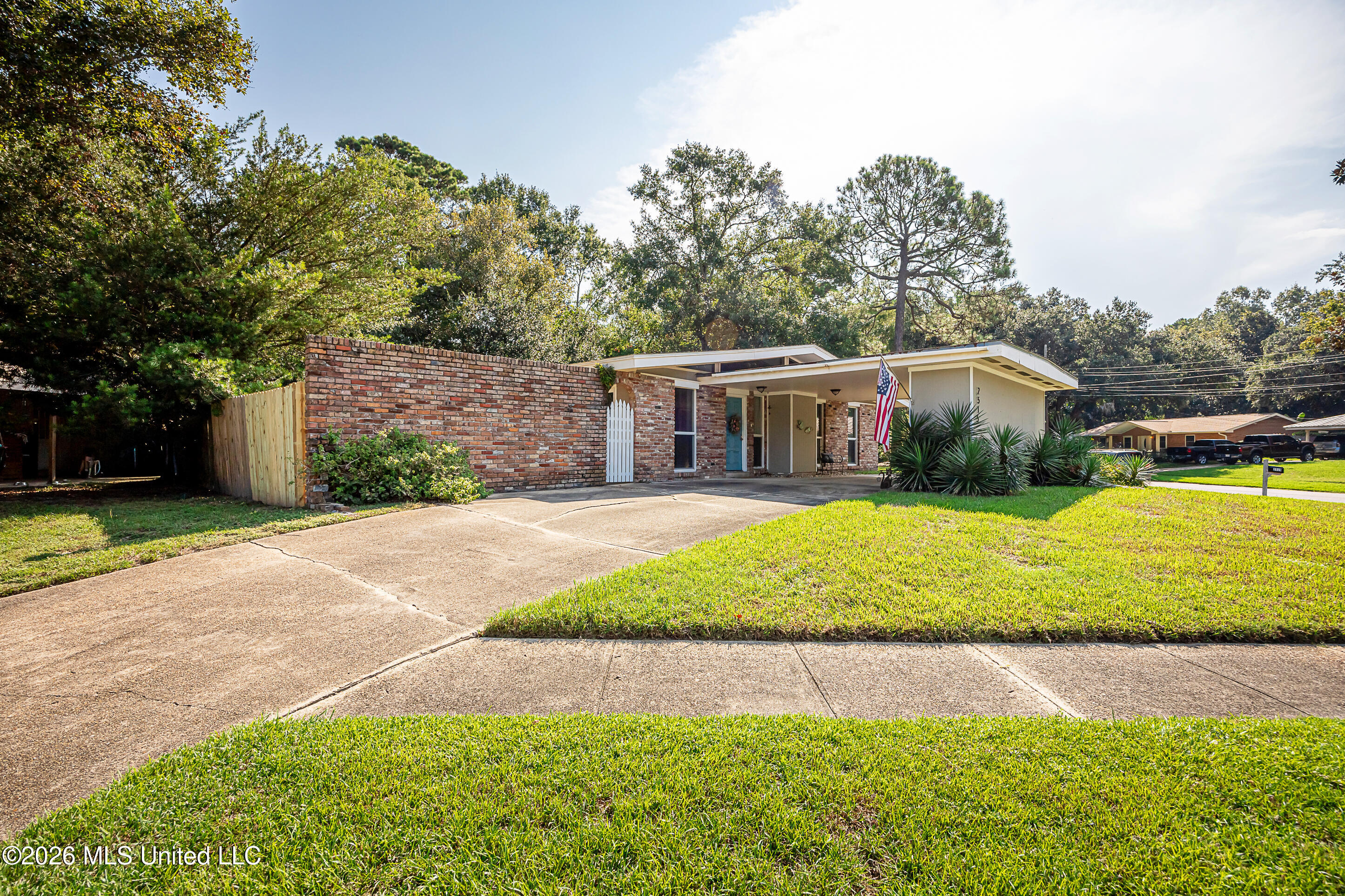 2515 Englewood Road Property Photo 5
