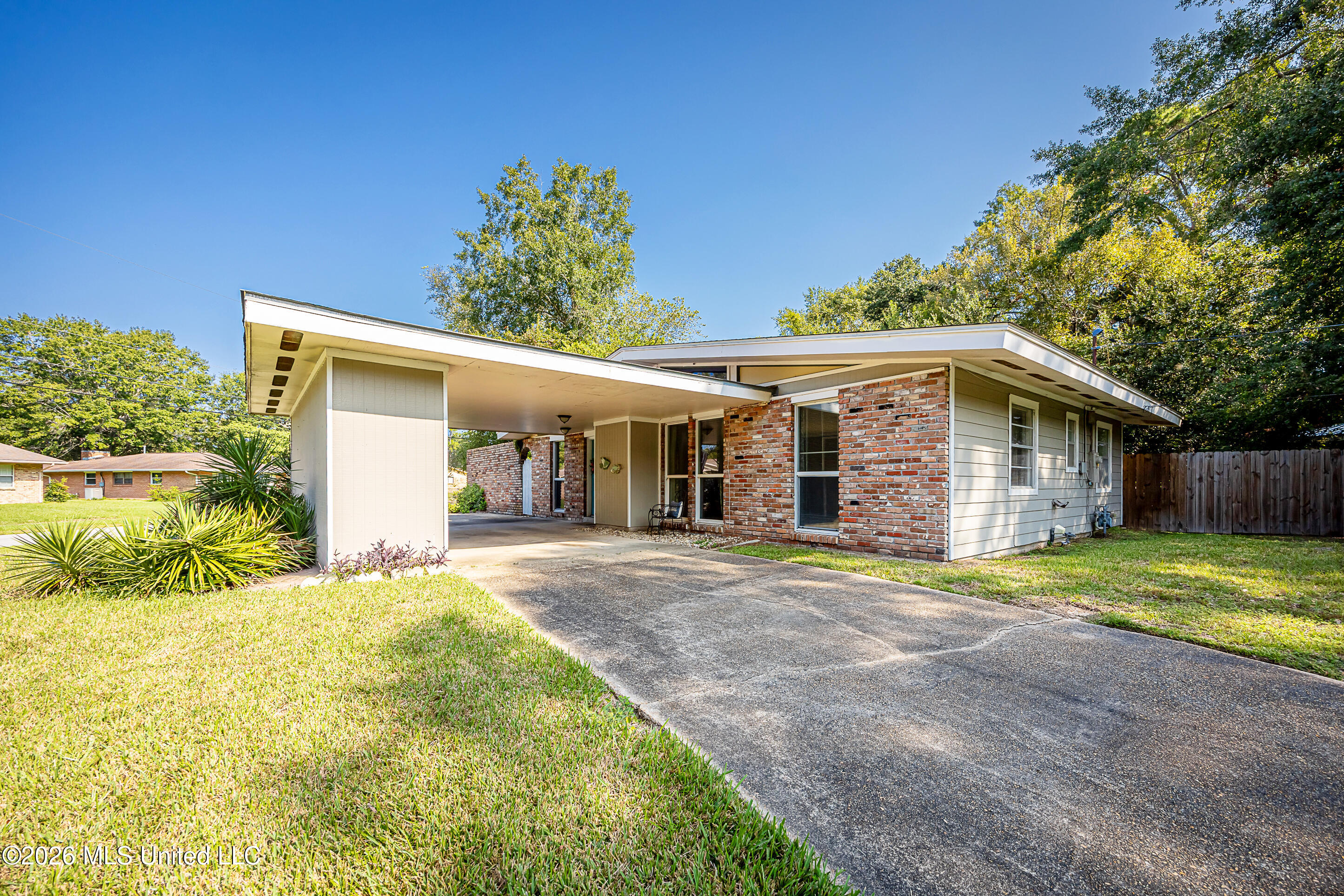 2515 Englewood Road Property Photo 6