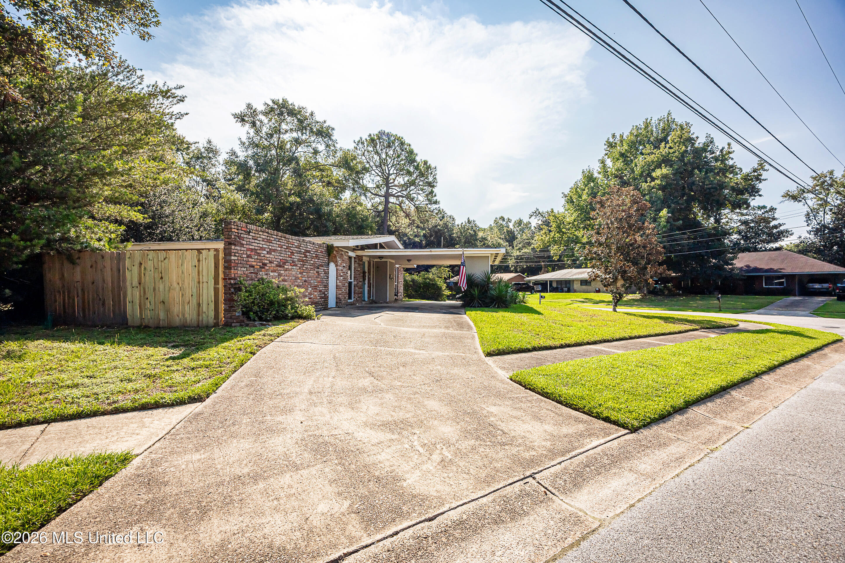 2515 Englewood Road Property Photo 7