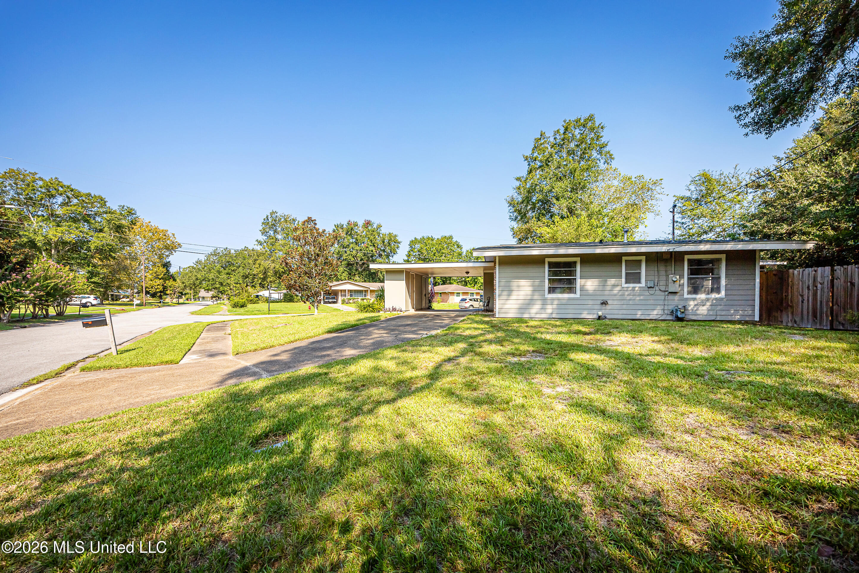 2515 Englewood Road Property Photo 8