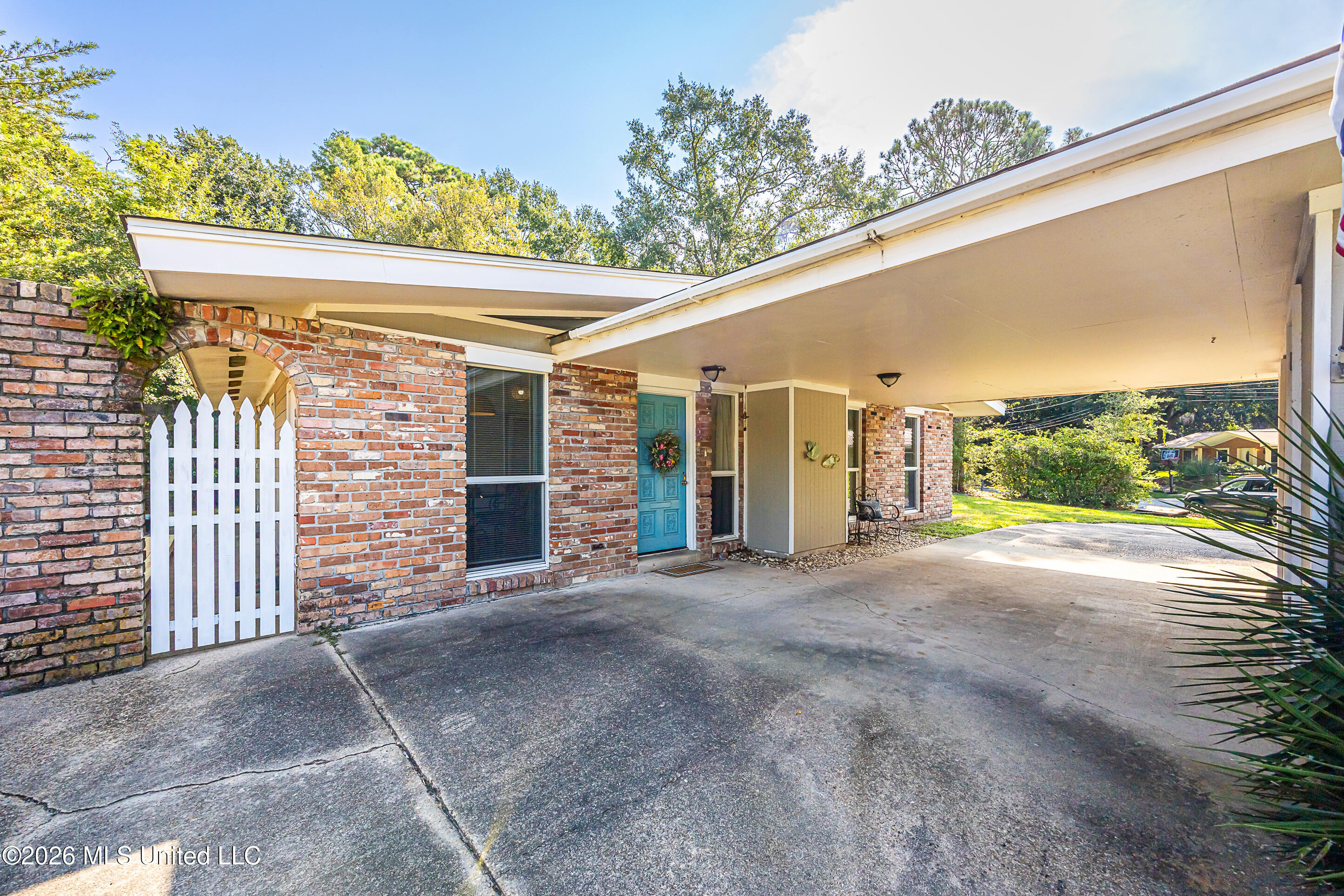 2515 Englewood Road Property Photo 9