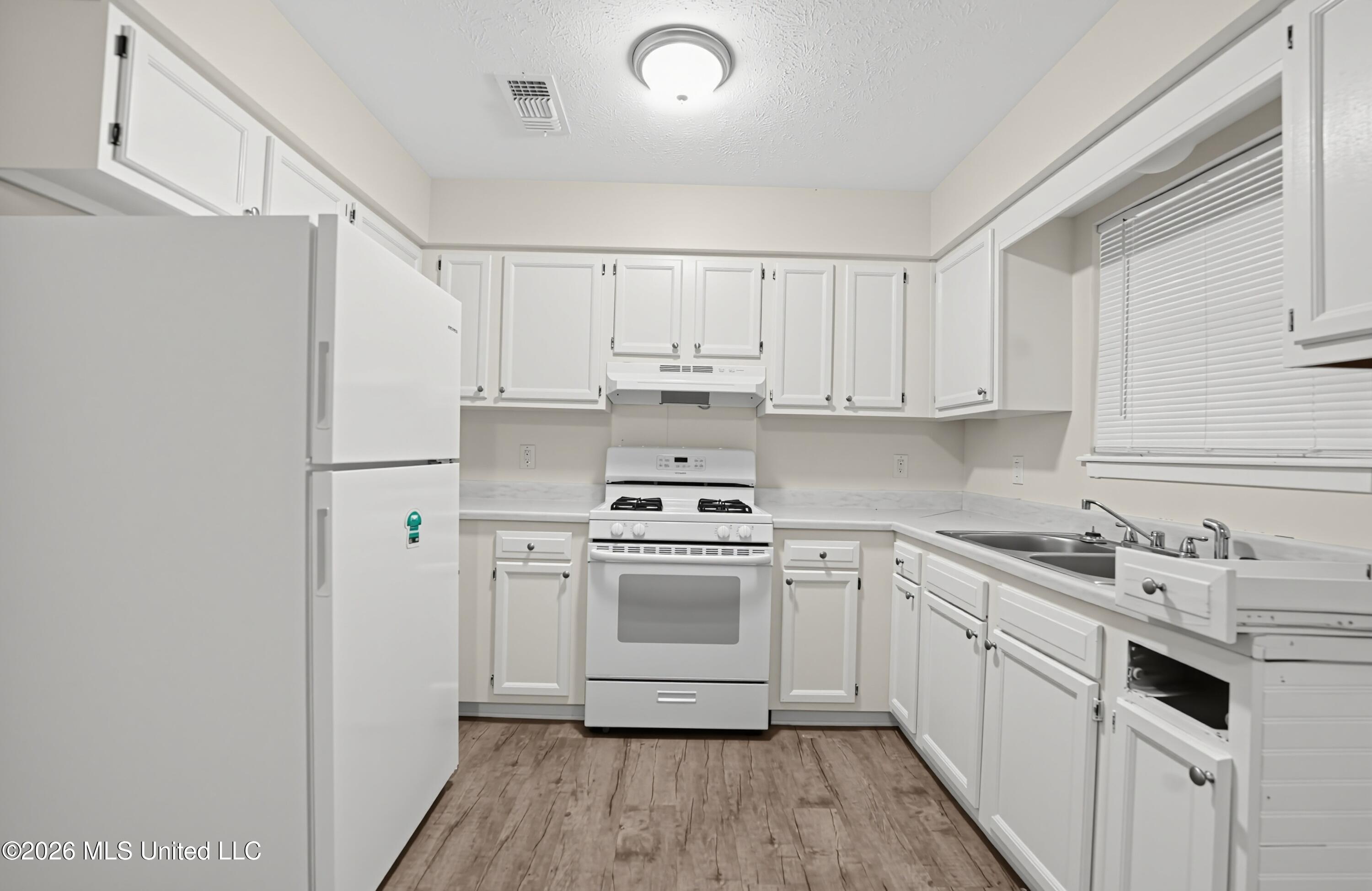 223 One Park Place Property Photo 10