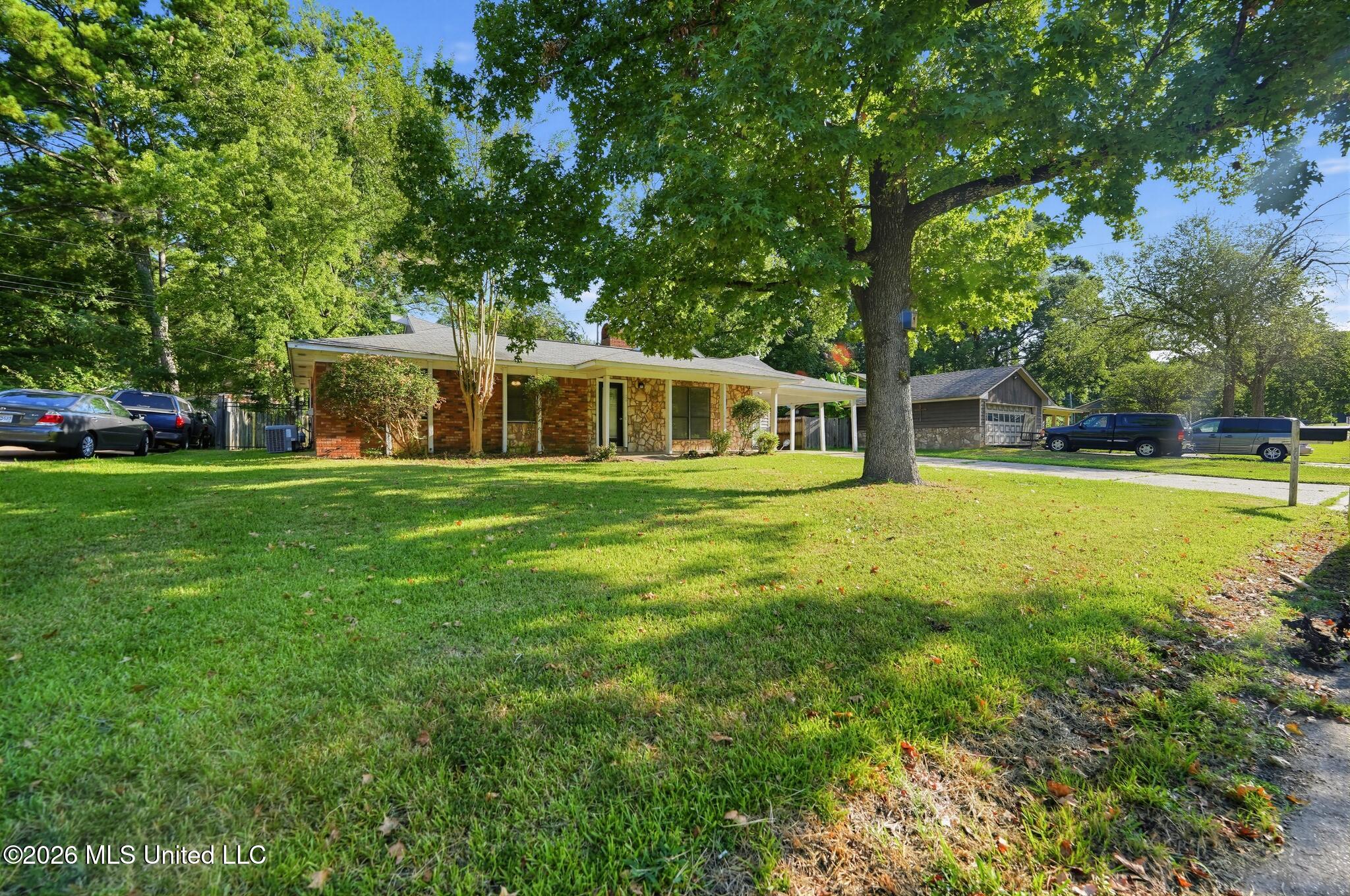 2046 Beechwood Boulevard Property Photo 2