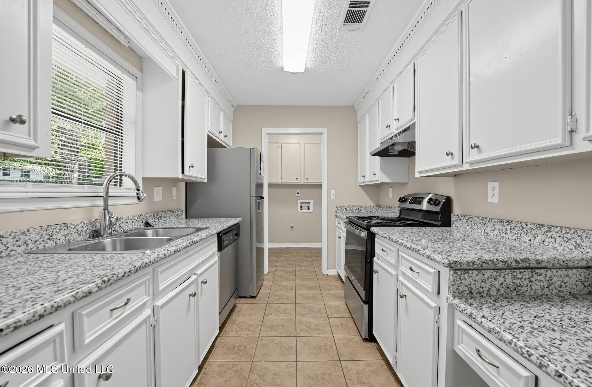2046 Beechwood Boulevard Property Photo 8