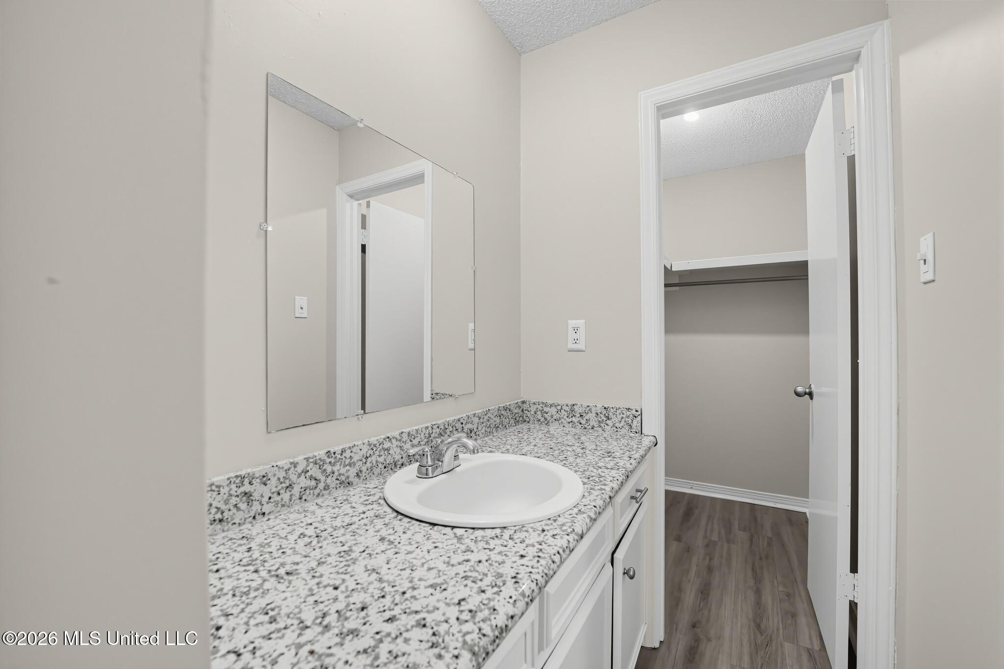 2046 Beechwood Boulevard Property Photo 15