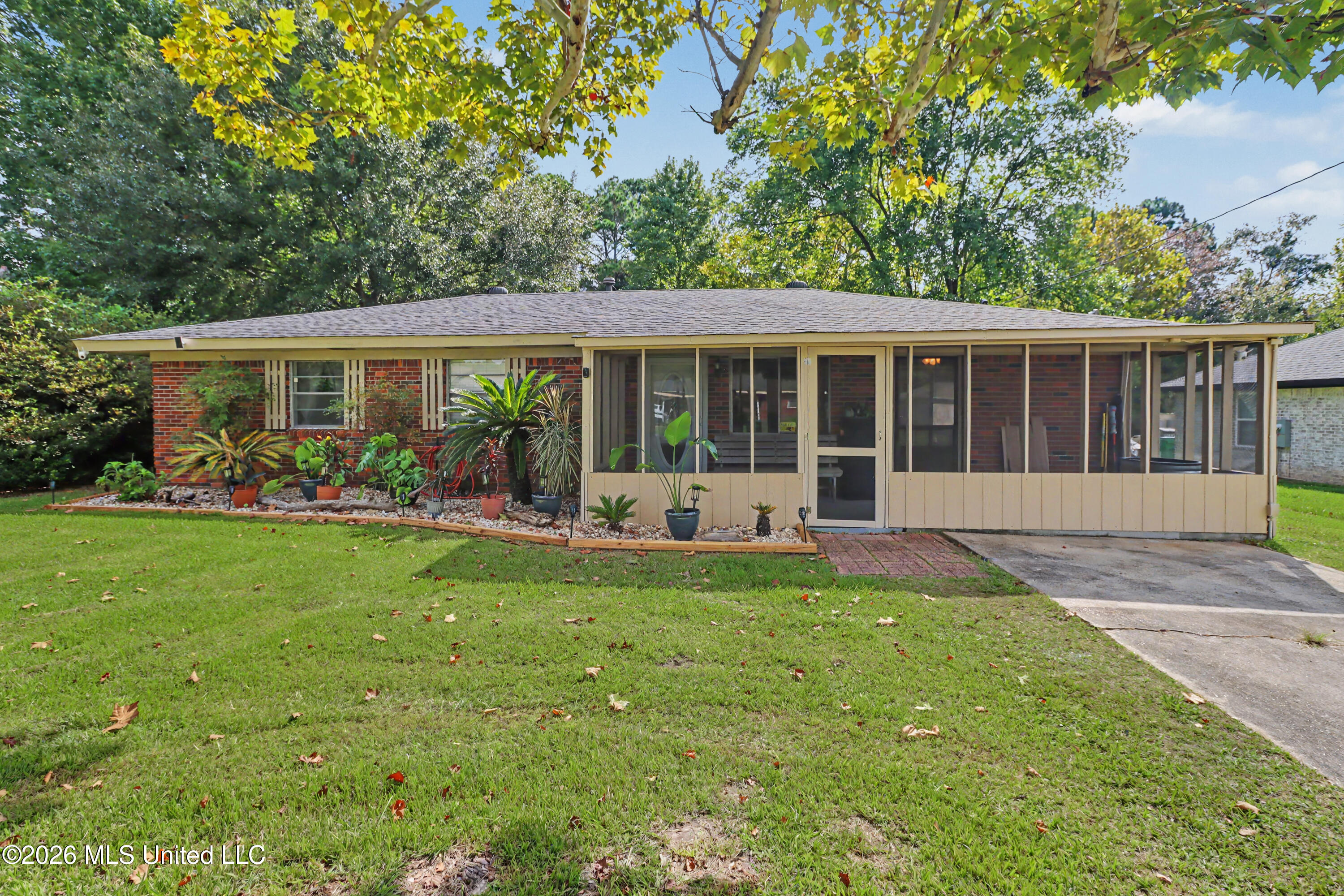 10604 Oak Street Property Photo 1