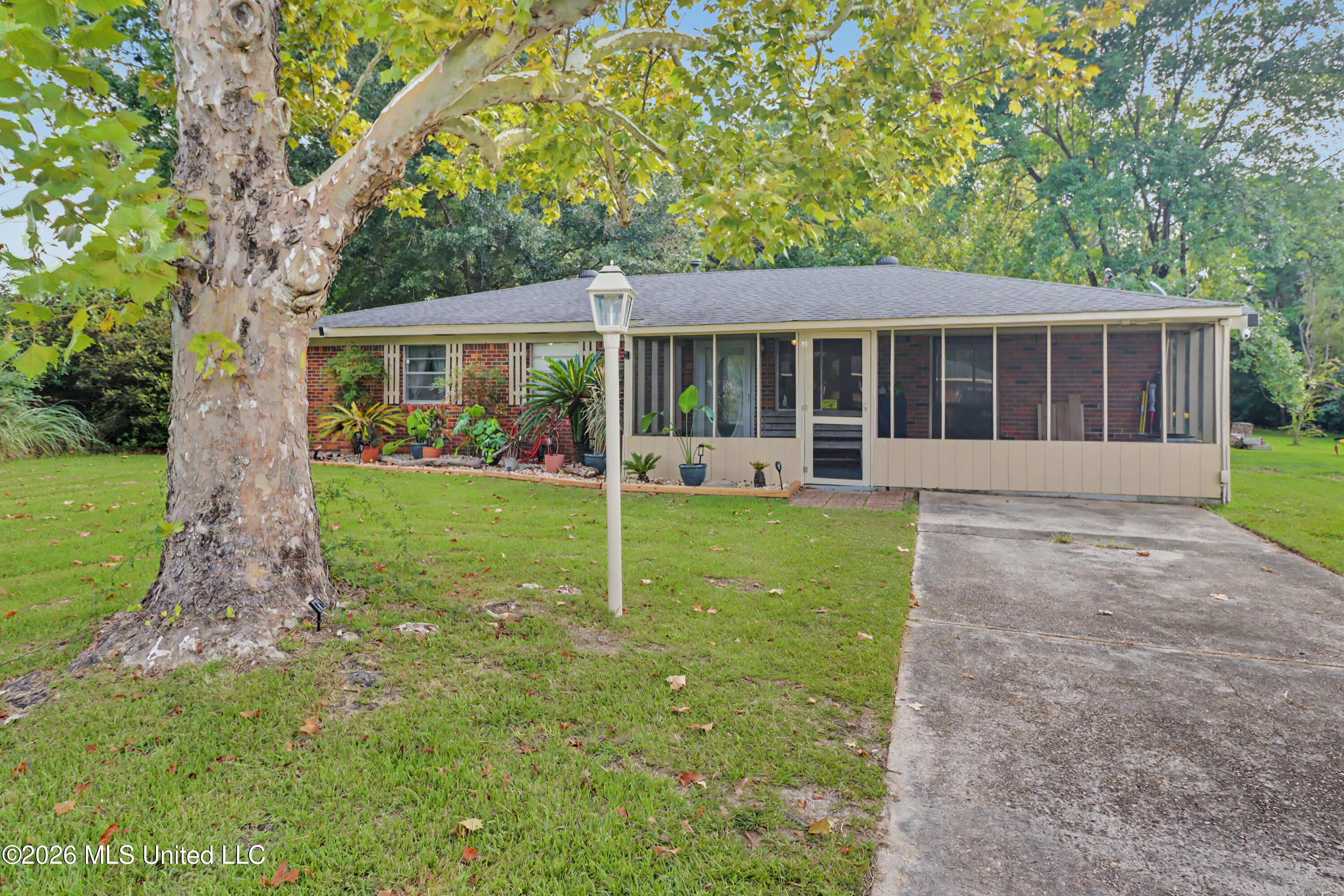 10604 Oak Street Property Photo 4