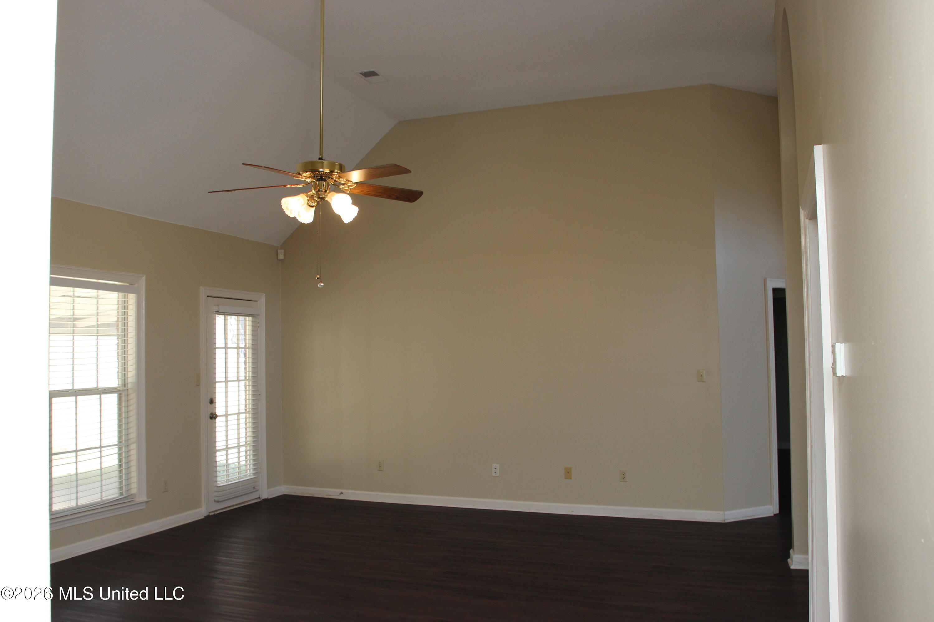 910 Scotch Pine Cove Property Photo 7