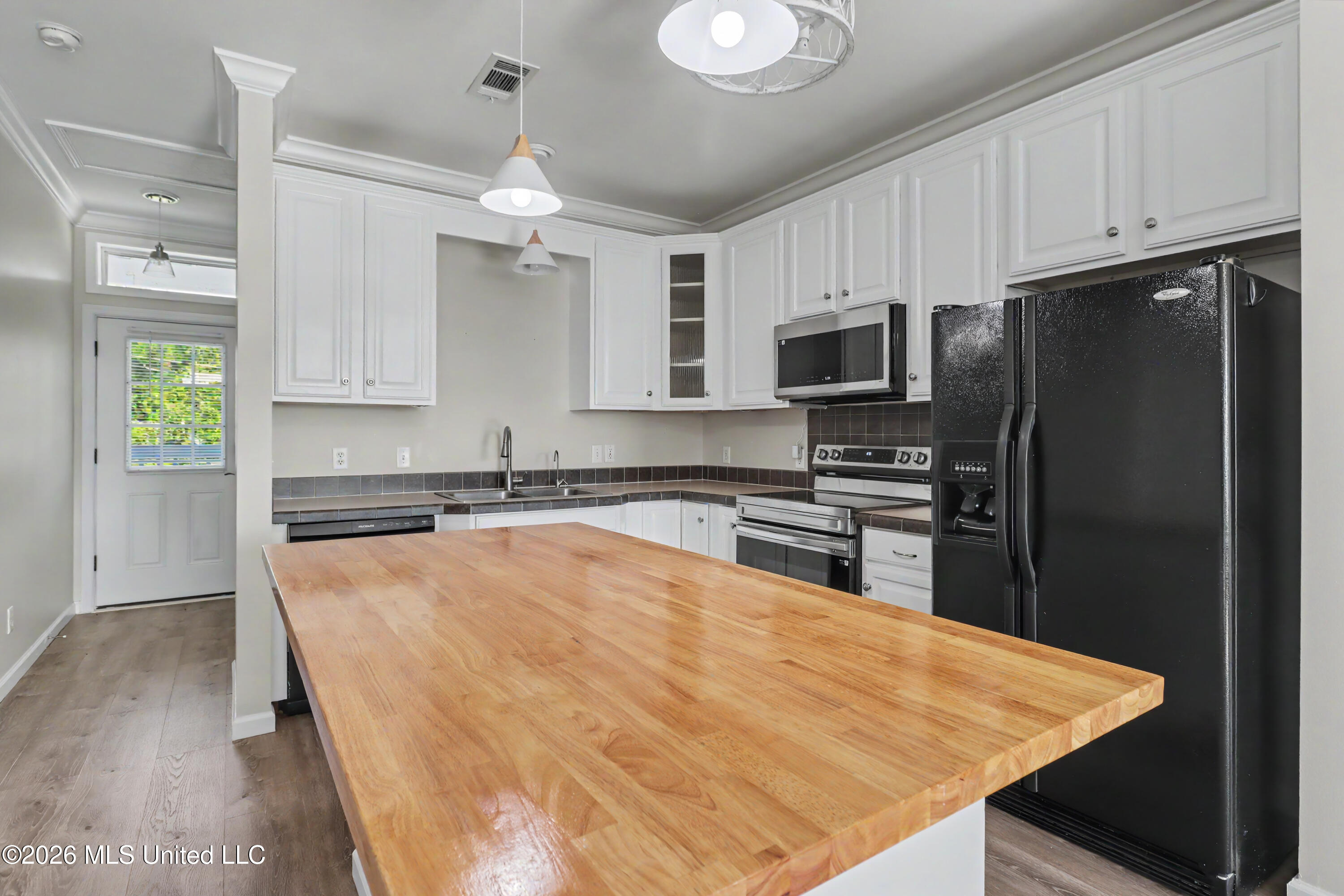 1515 E Beach Boulevard Property Photo 4