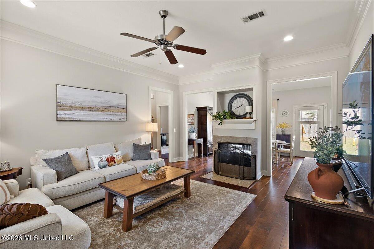 102 Eastland Cove Property Photo 6