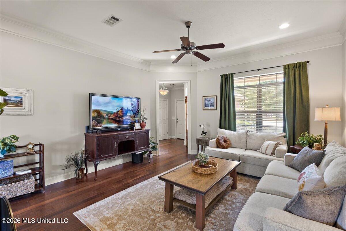 102 Eastland Cove Property Photo 7