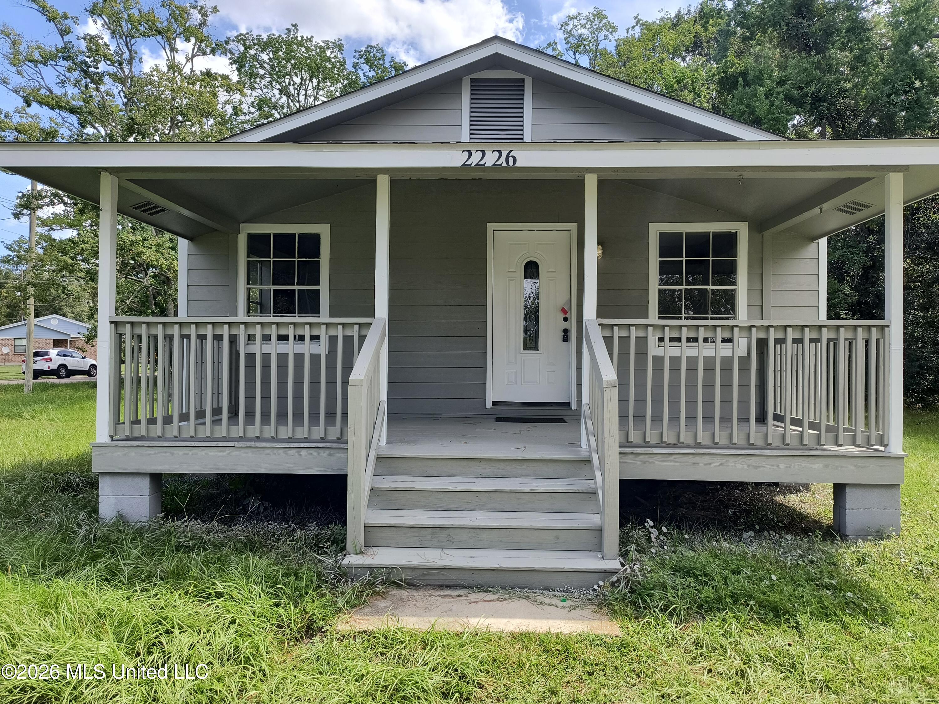 2226 26 Street Property Photo 1