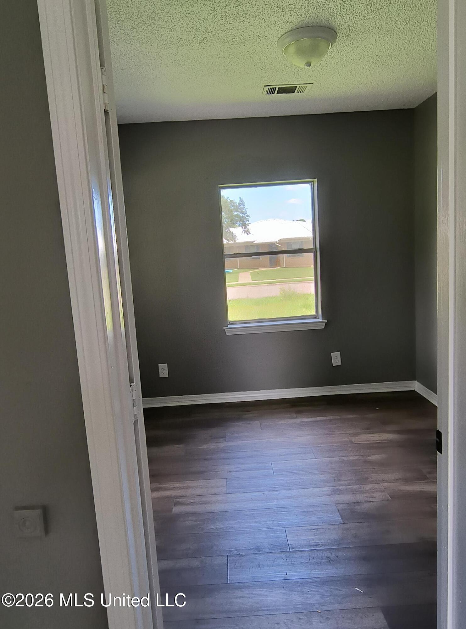 2226 26 Street Property Photo 5