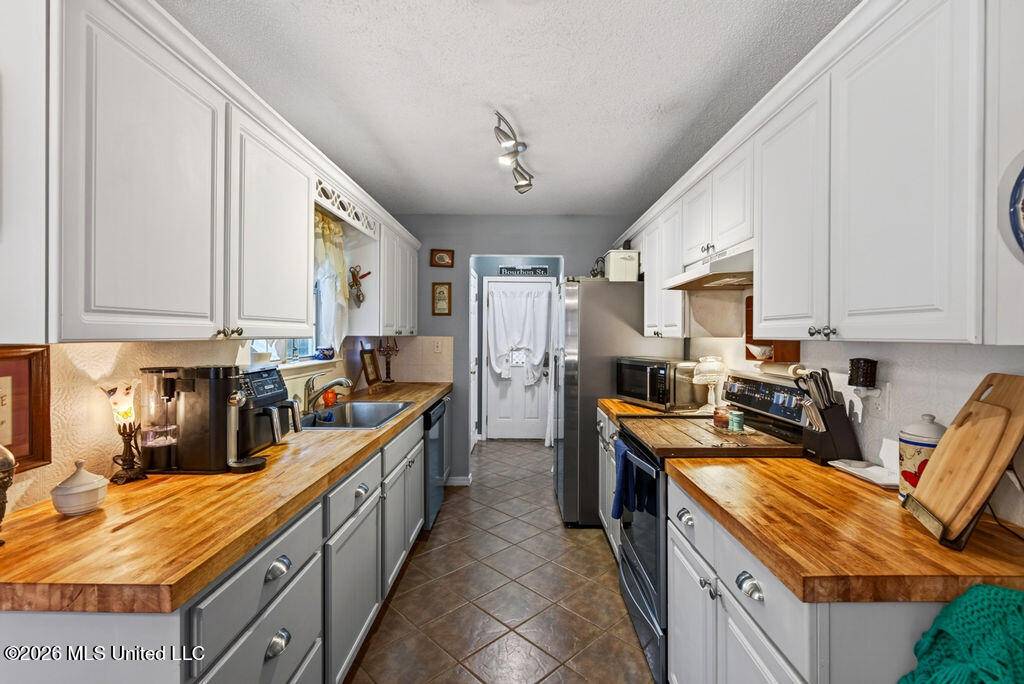 9534 Laa La Way Property Photo 15