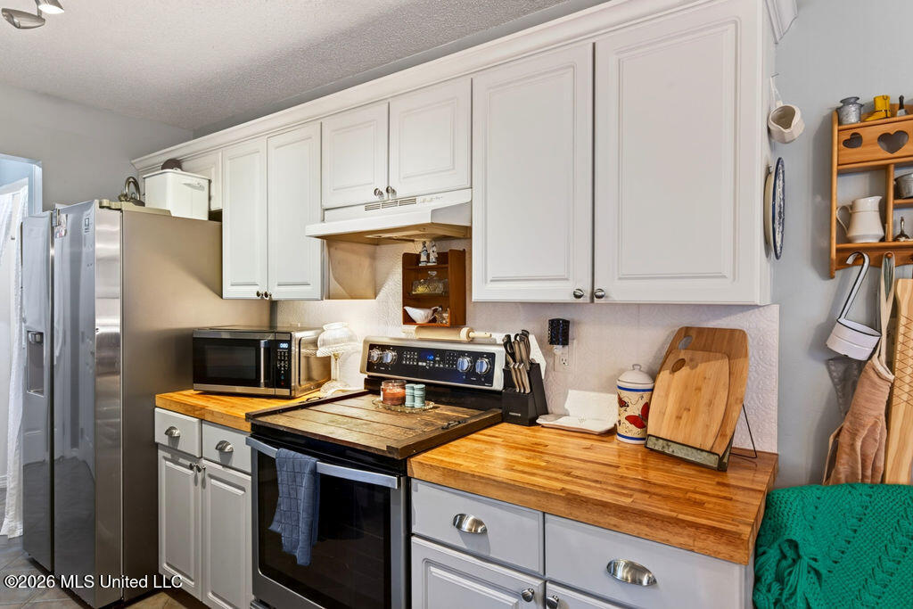 9534 Laa La Way Property Photo 16