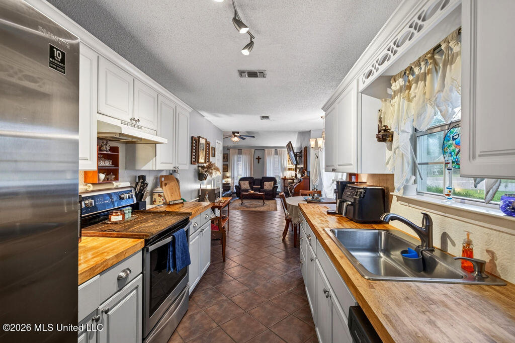 9534 Laa La Way Property Photo 17