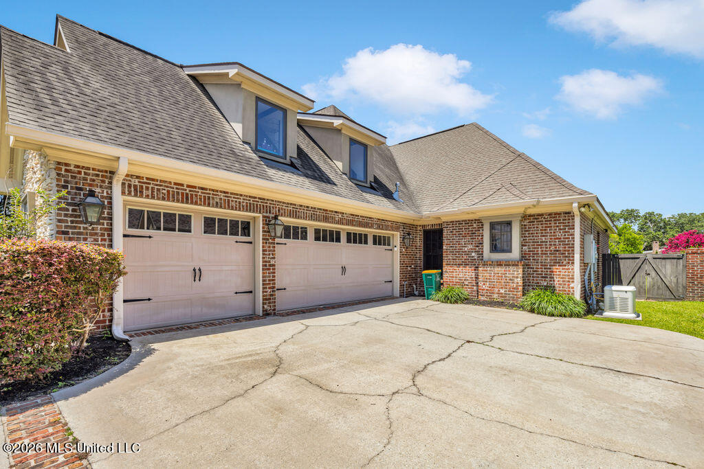 315 Goose Pointe Boulevard Property Photo 12