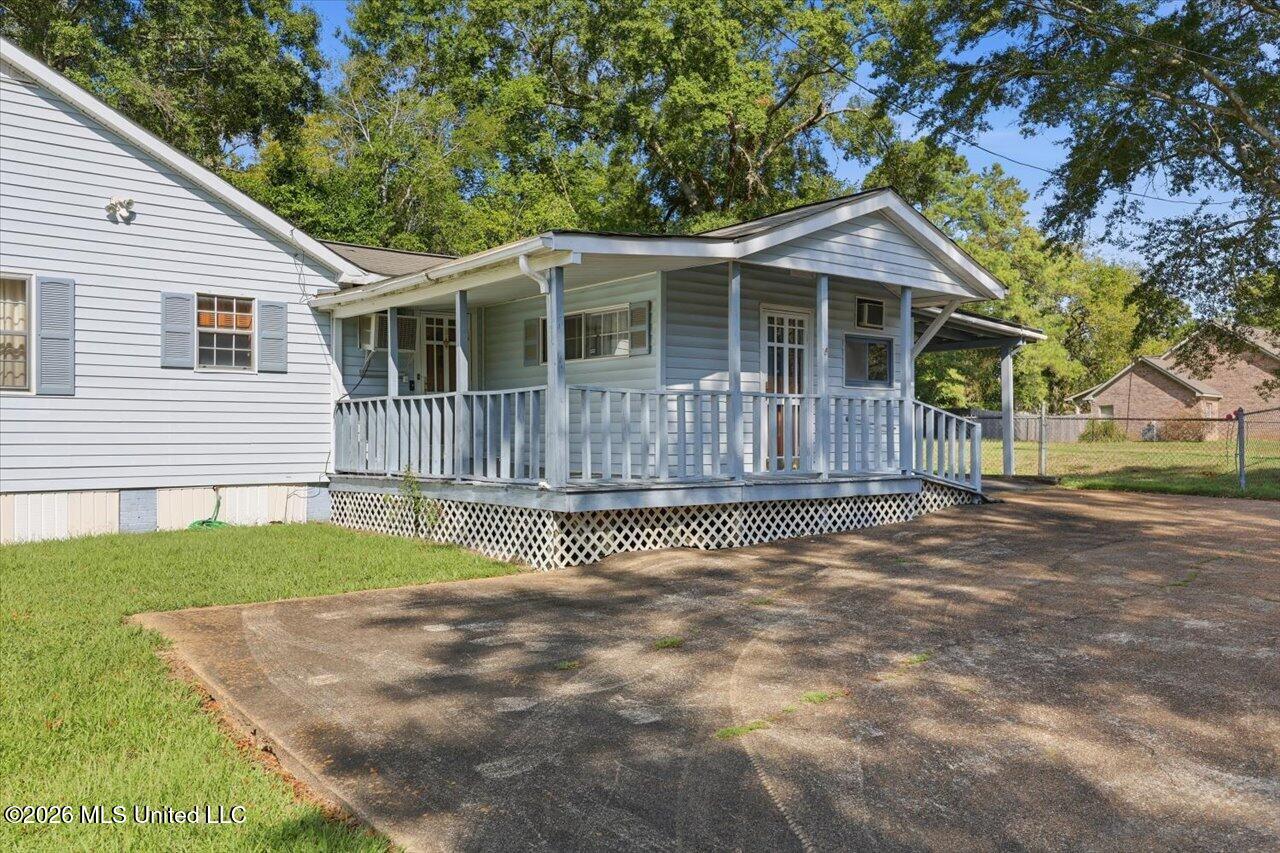 215 E Simpson Property Photo 4