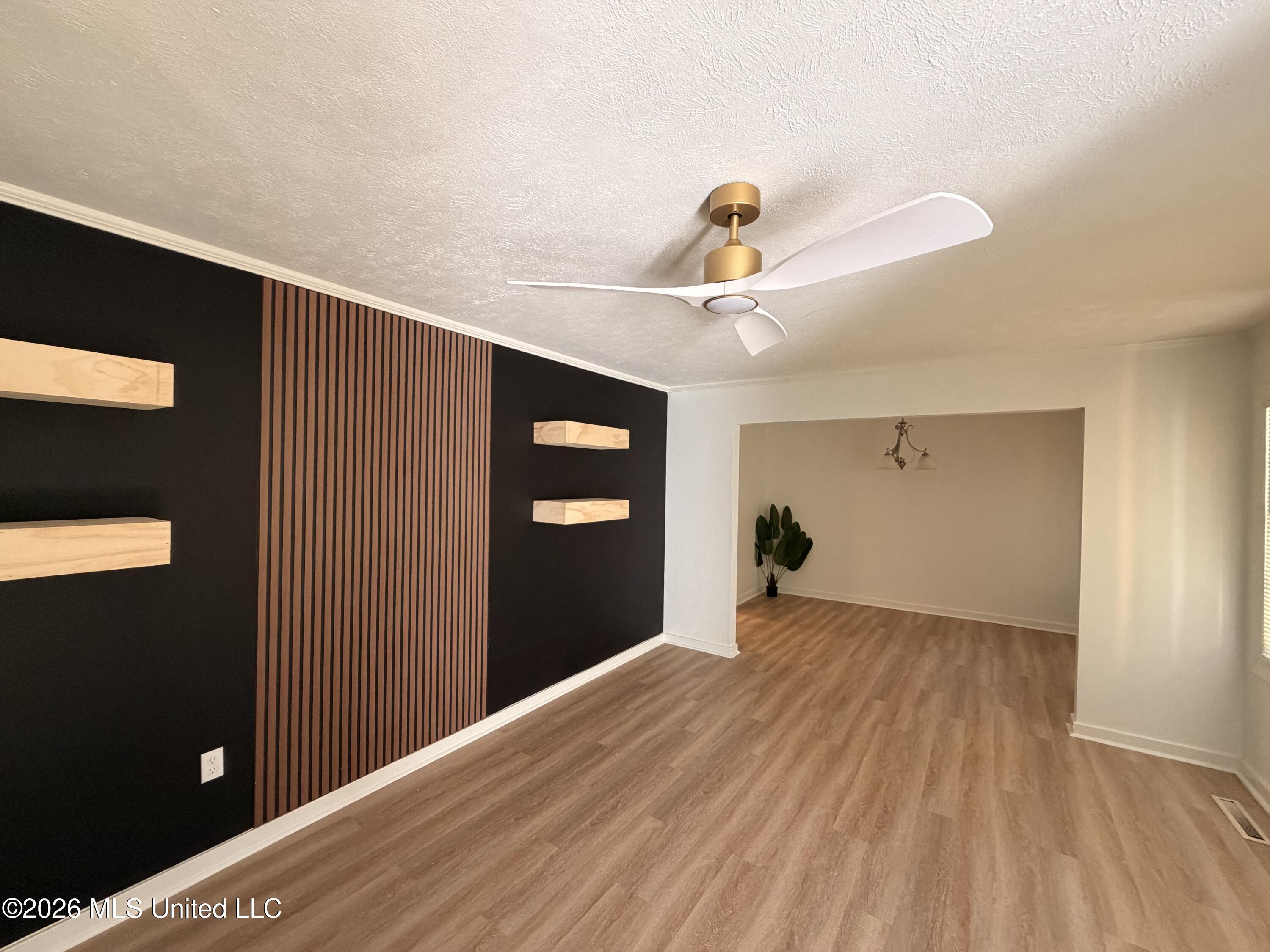 528 N Park Lane Property Photo 3