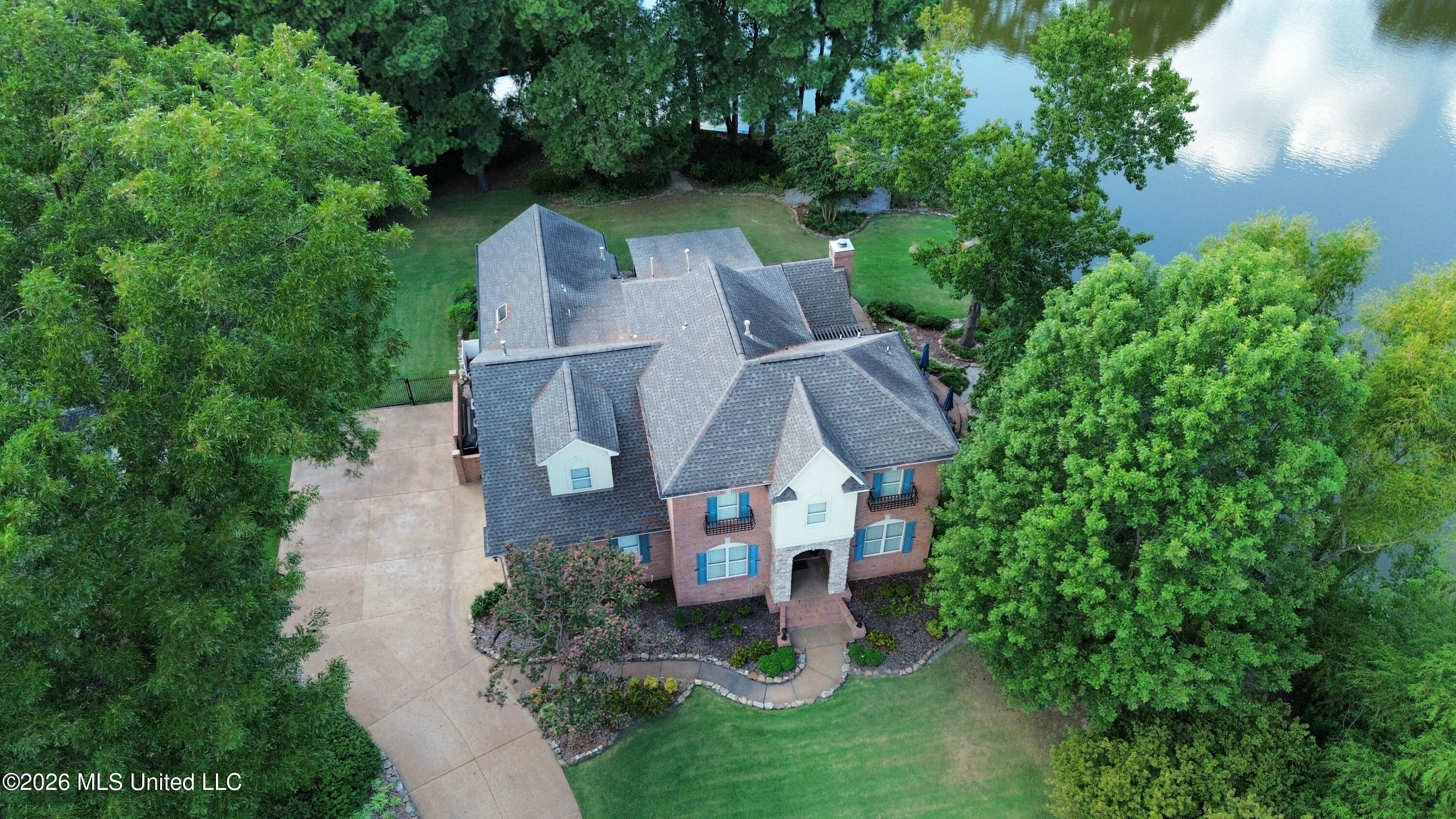 8209 Longwood Drive Property Photo 3