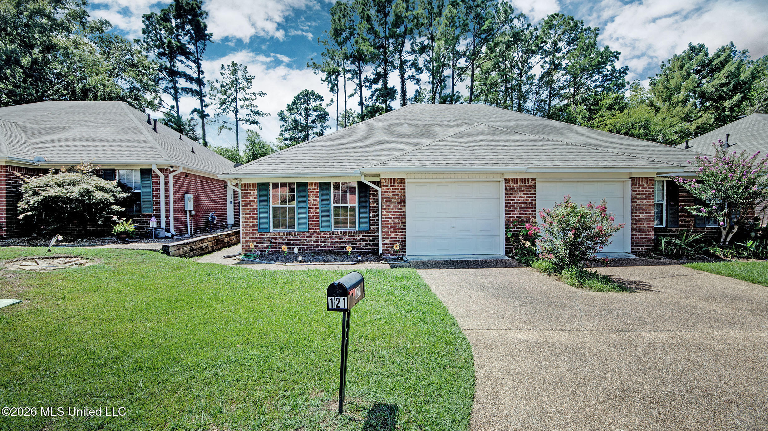 121 Kings Ridge Drive Property Photo 2