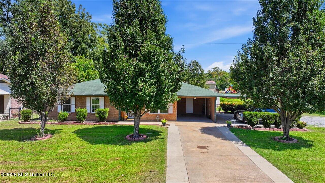 476 1st Street Property Photo 1