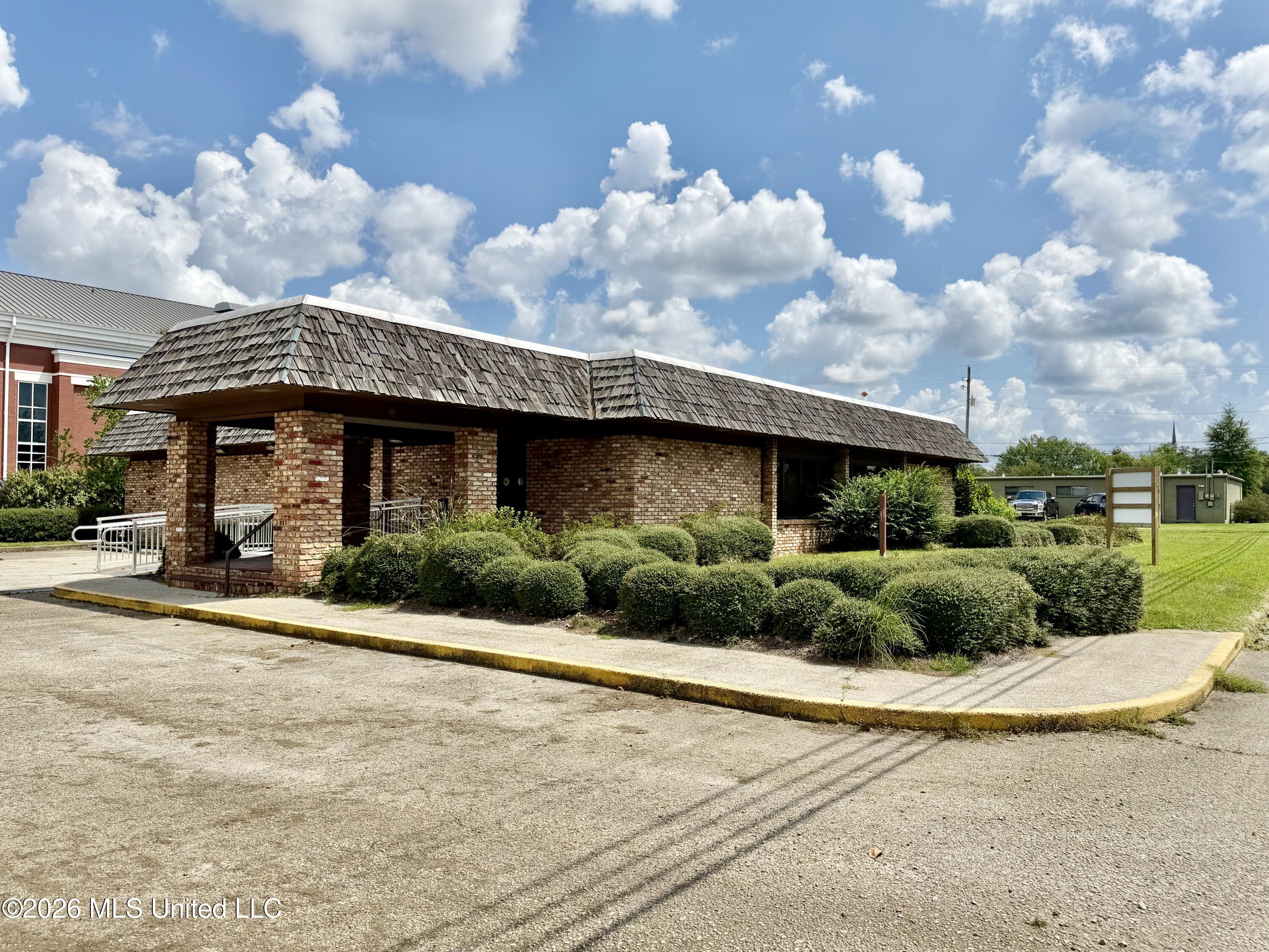 906 6th Avenue Property Photo 1