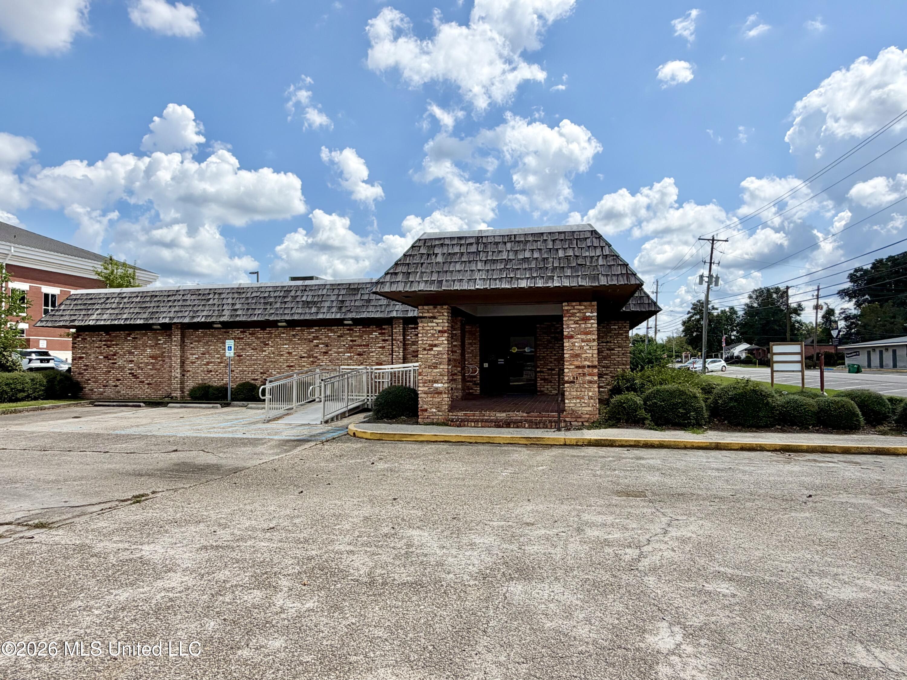 906 6th Avenue Property Photo 2