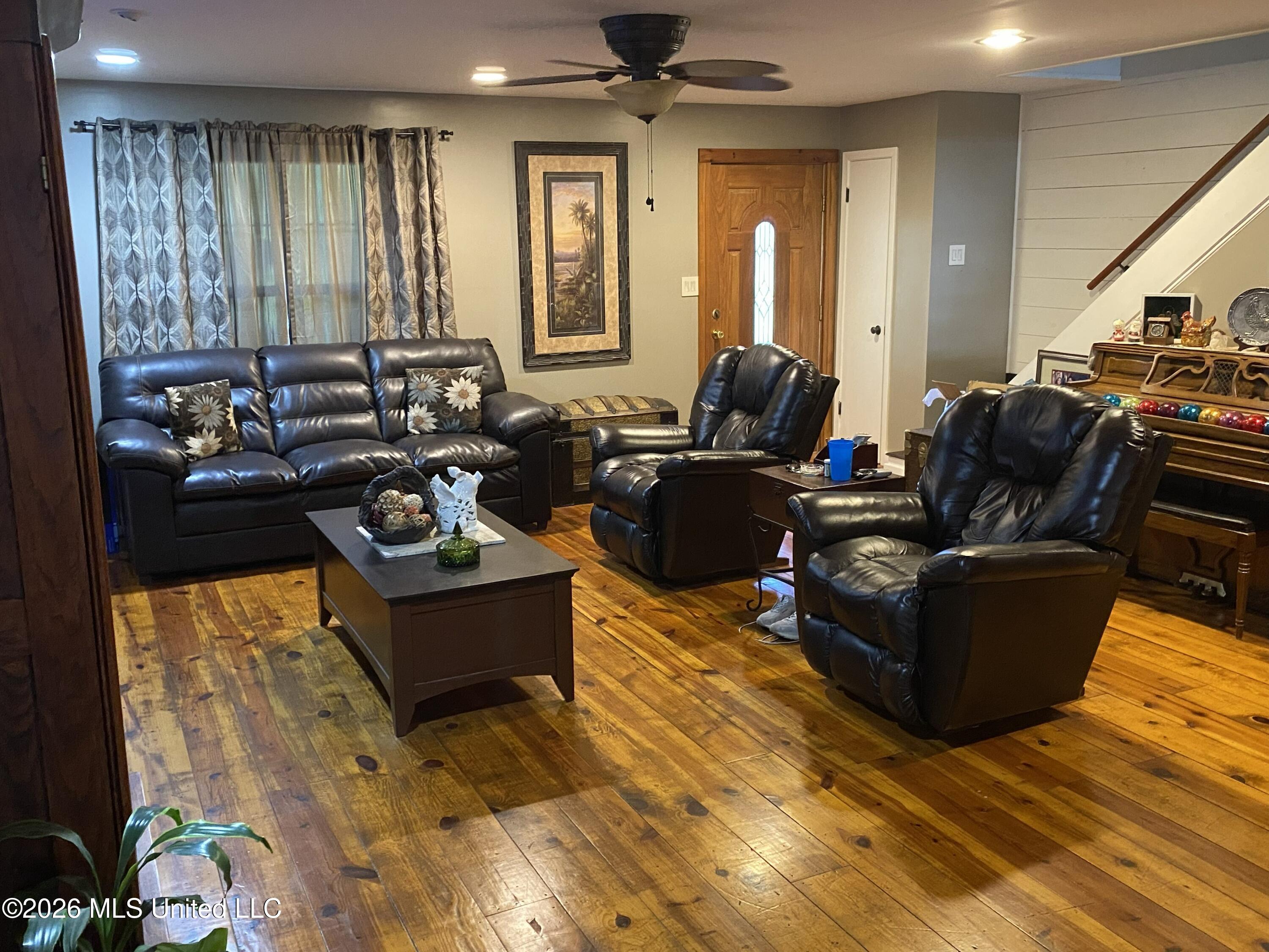 1100 Rolling Wood Drive Property Photo 3