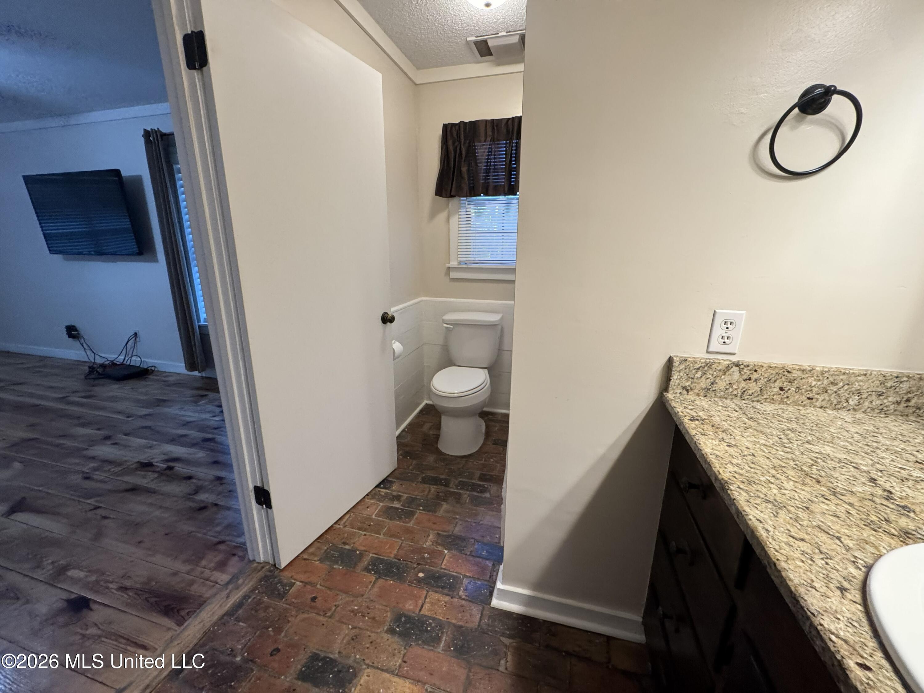 1100 Rolling Wood Drive Property Photo 27