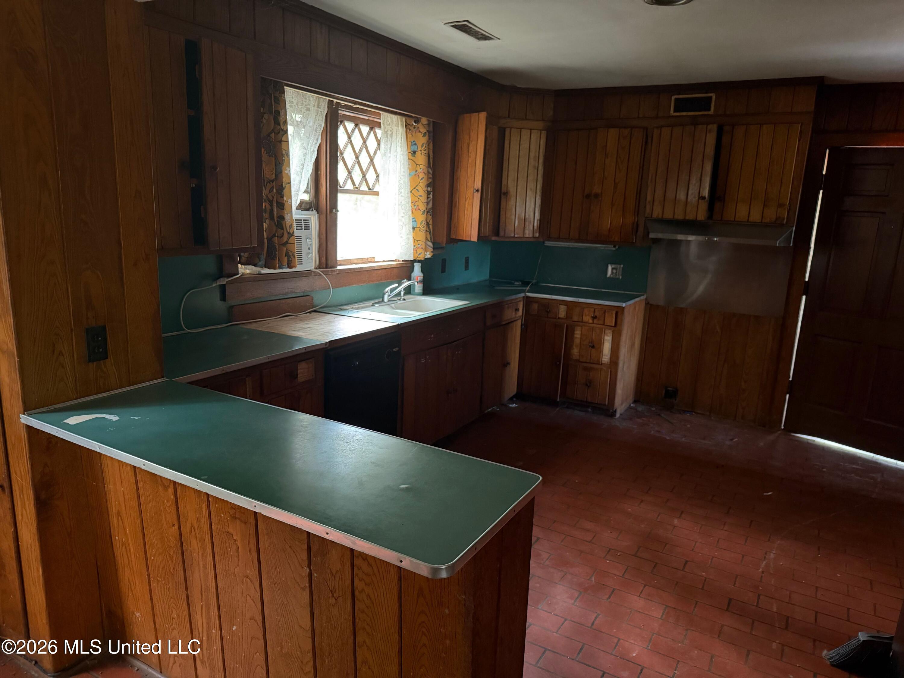 1202 Highland Drive Property Photo 7