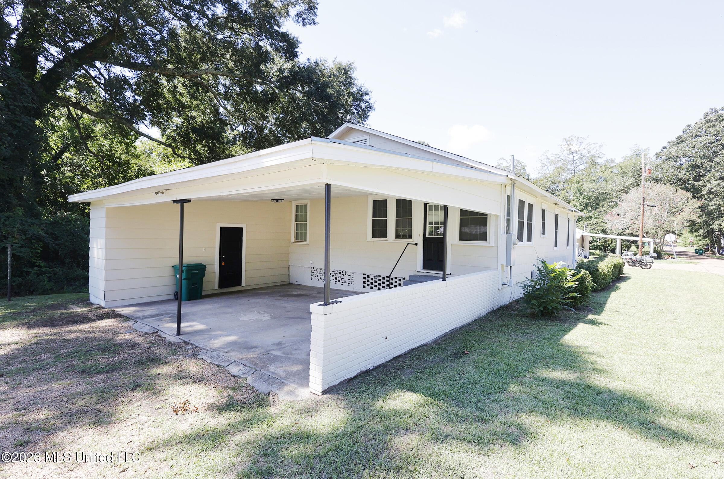 901 3rd Street Property Photo 2