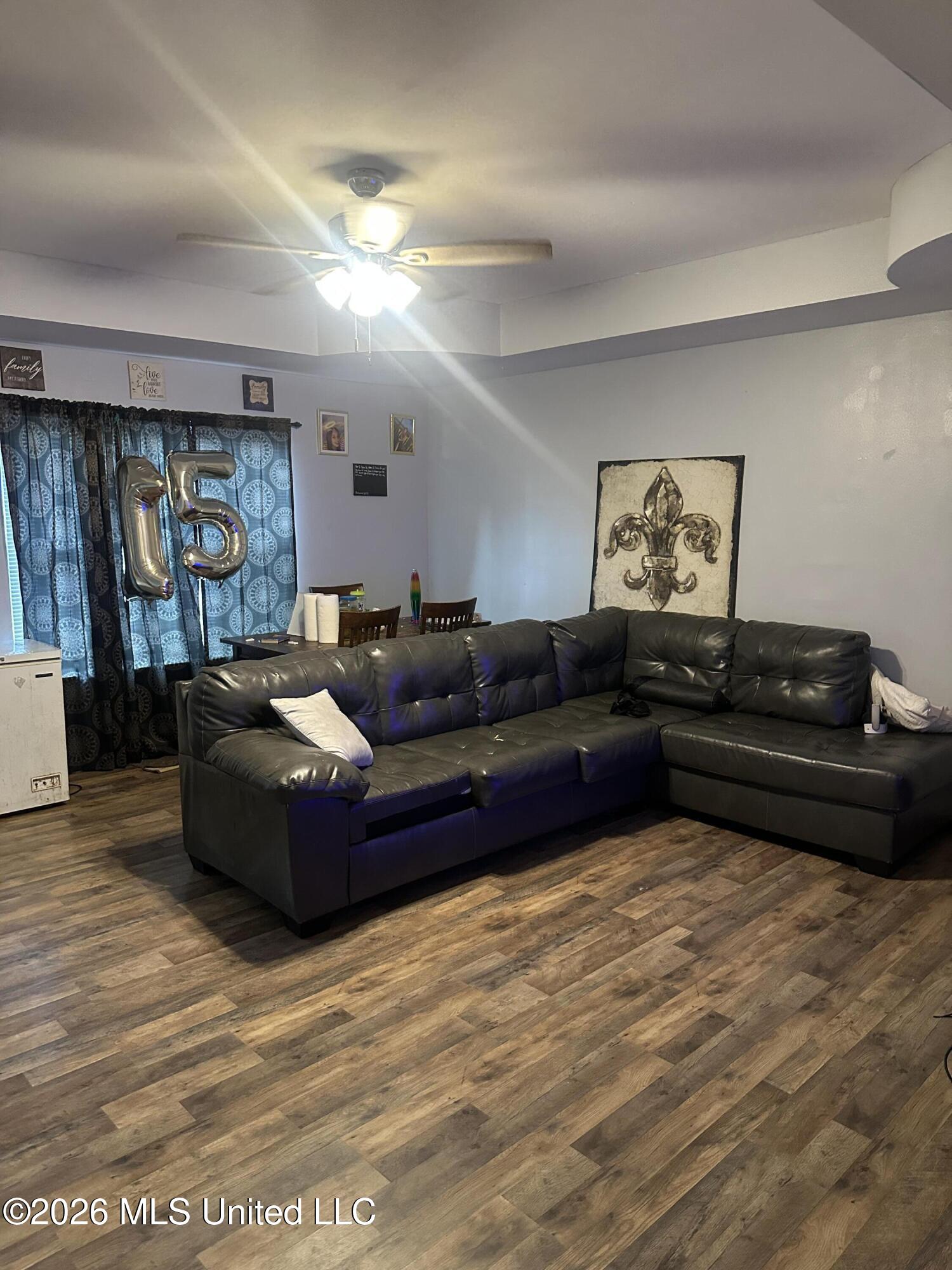 6235 W Forrest Street Property Photo 3