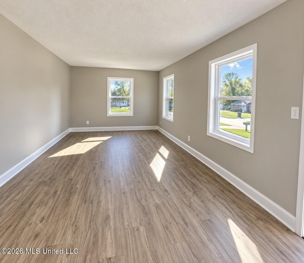 520 E Circle Avenue Property Photo 2