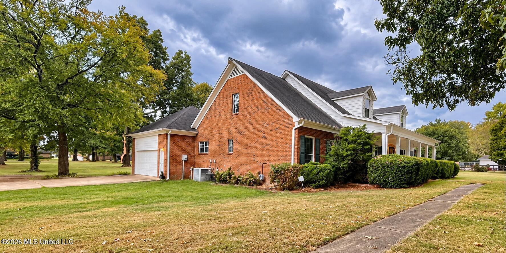 8885 Cedar Crest Lane Property Photo 4