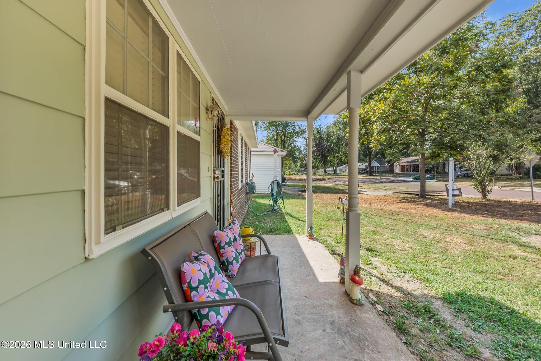 2219 Colonial Hills Drive Property Photo 2
