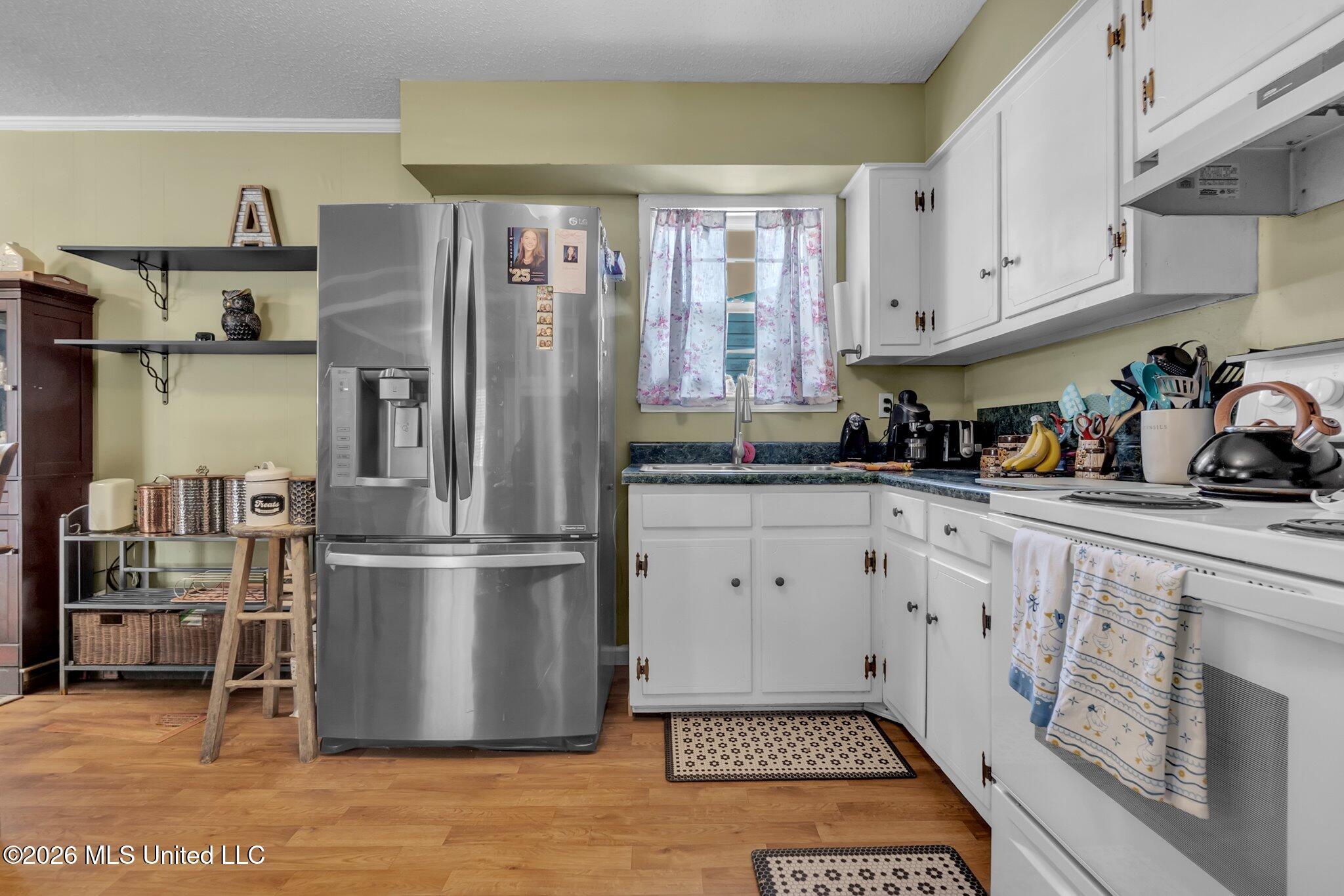 2219 Colonial Hills Drive Property Photo 6