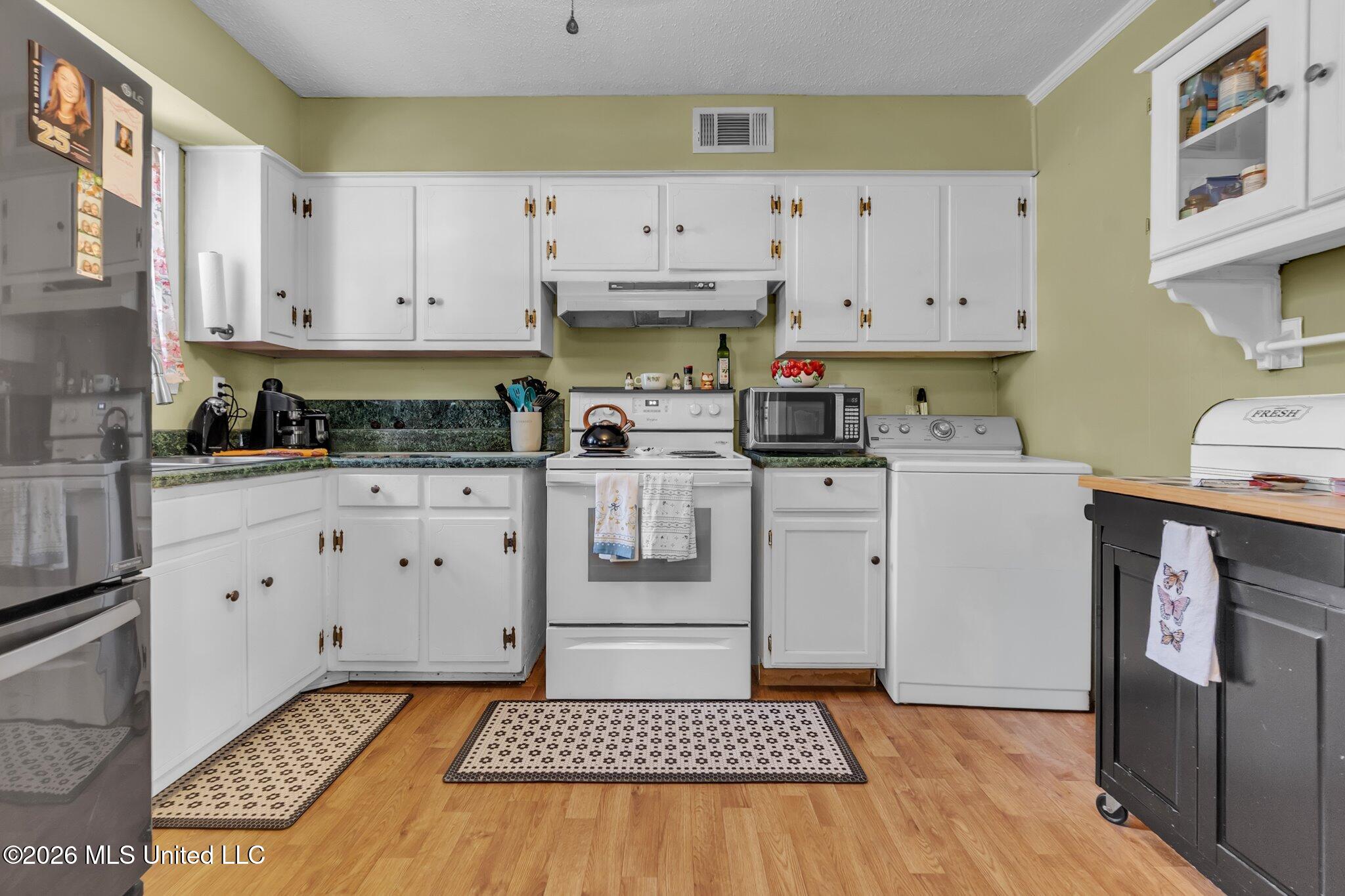 2219 Colonial Hills Drive Property Photo 7